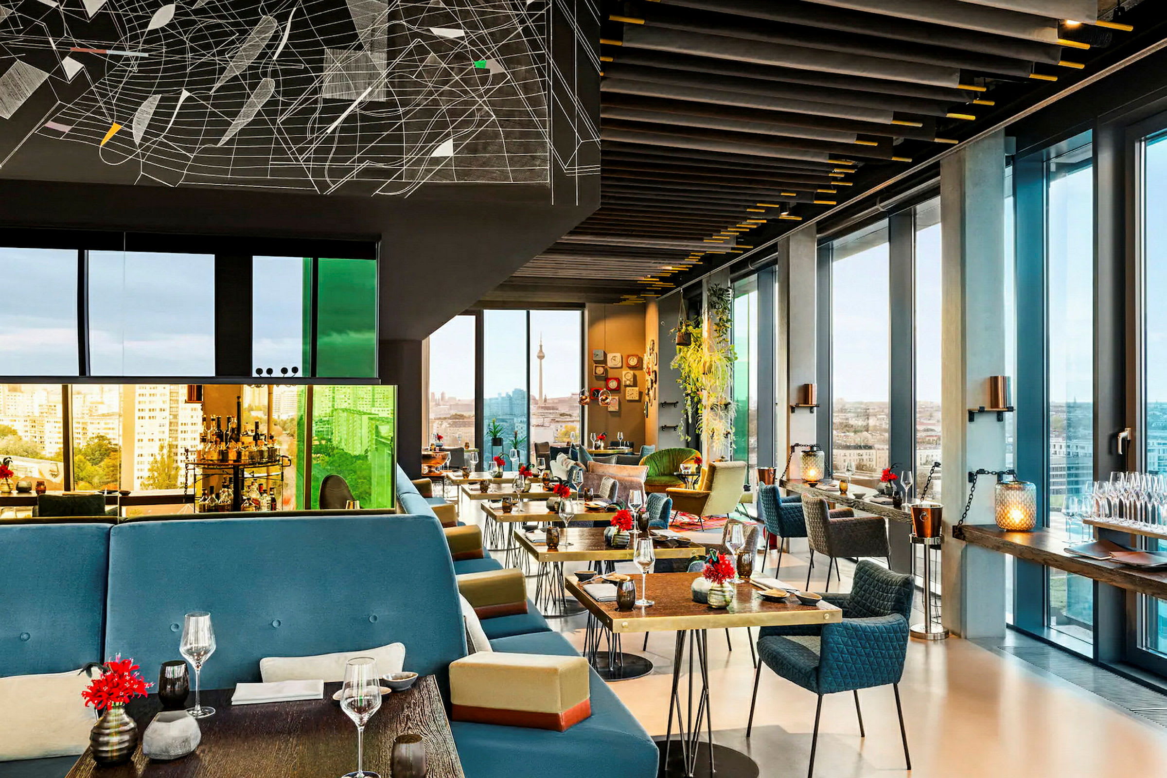 Interiør af en moderne restaurant med panoramaudsigt. (AI-genereret tekst)
