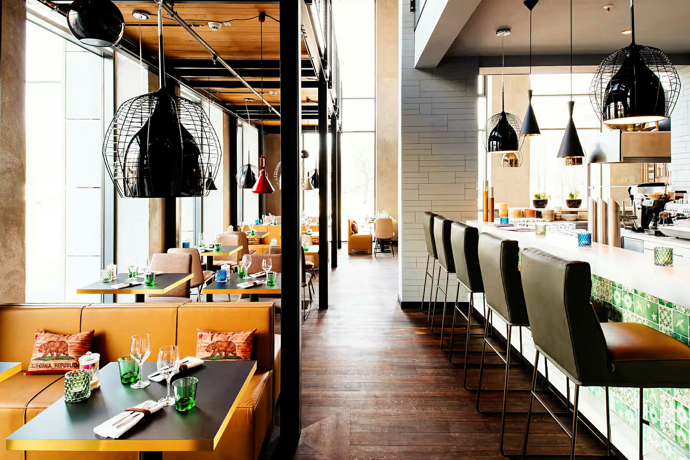 Interiør af en moderne restaurant med borde, stole og en bar med høje stole. (AI-genereret tekst)