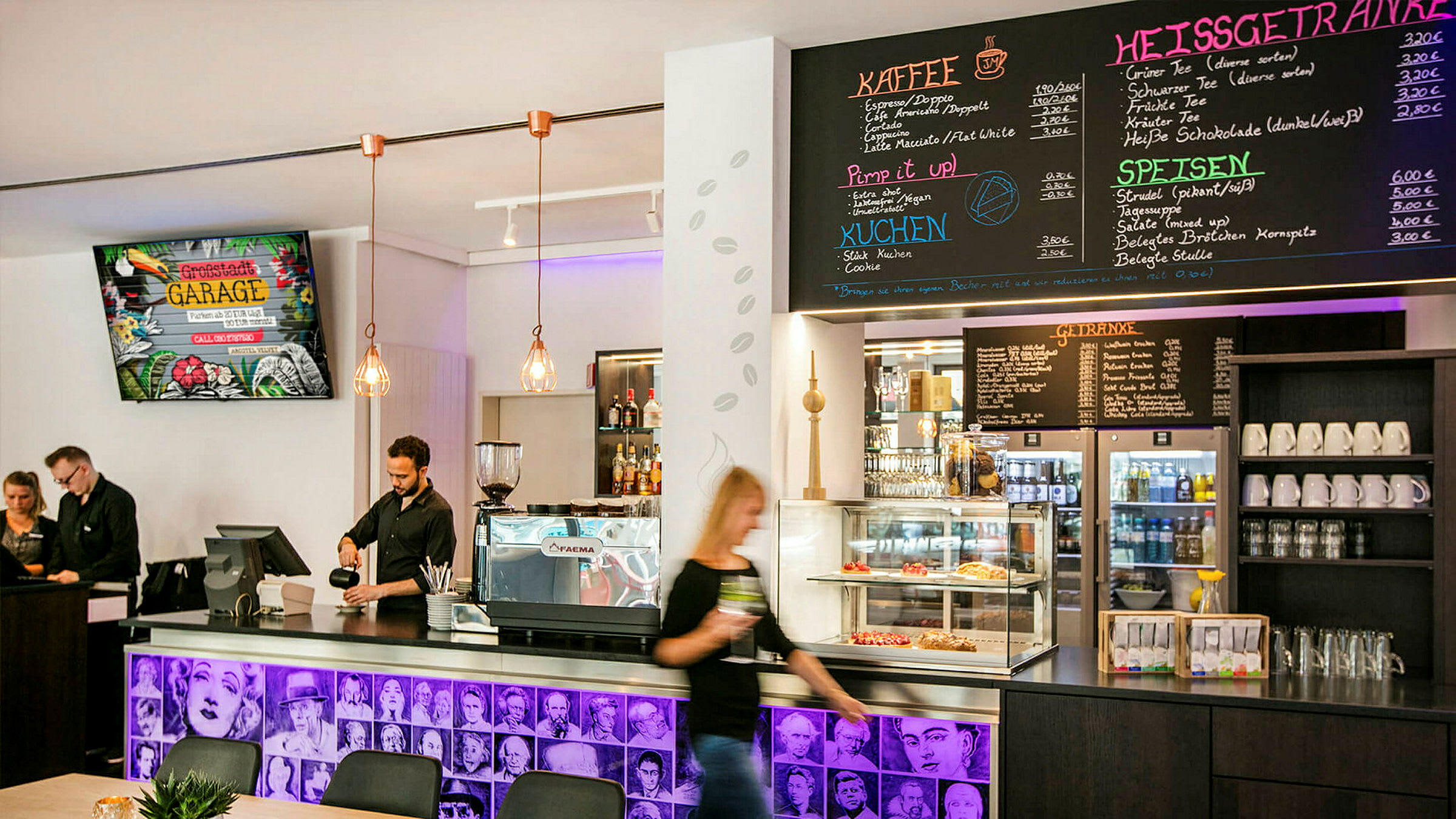 En caféindretning med en disk med en kaffemaskine, bagværk i en glasmontre og en menu på væggen ovenfor. Personale står bag disken. (AI-genereret tekst)