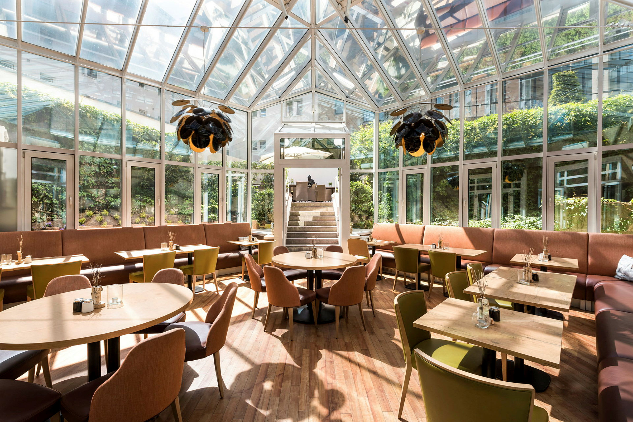 Lukket restaurant med glasvægge, siddepladser og belysning. (AI-genereret tekst)
