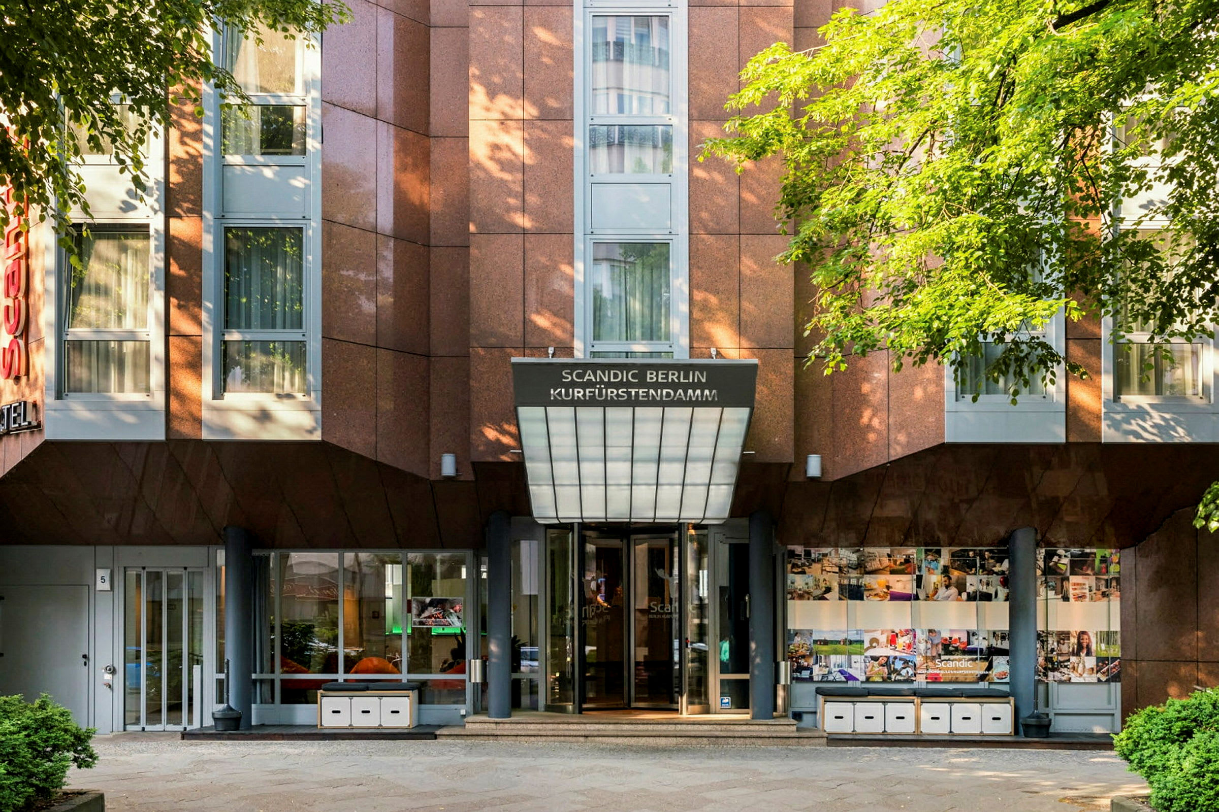 Indgang til Scandic Berlin Kurfürstendamm hotel. (AI-genereret tekst)