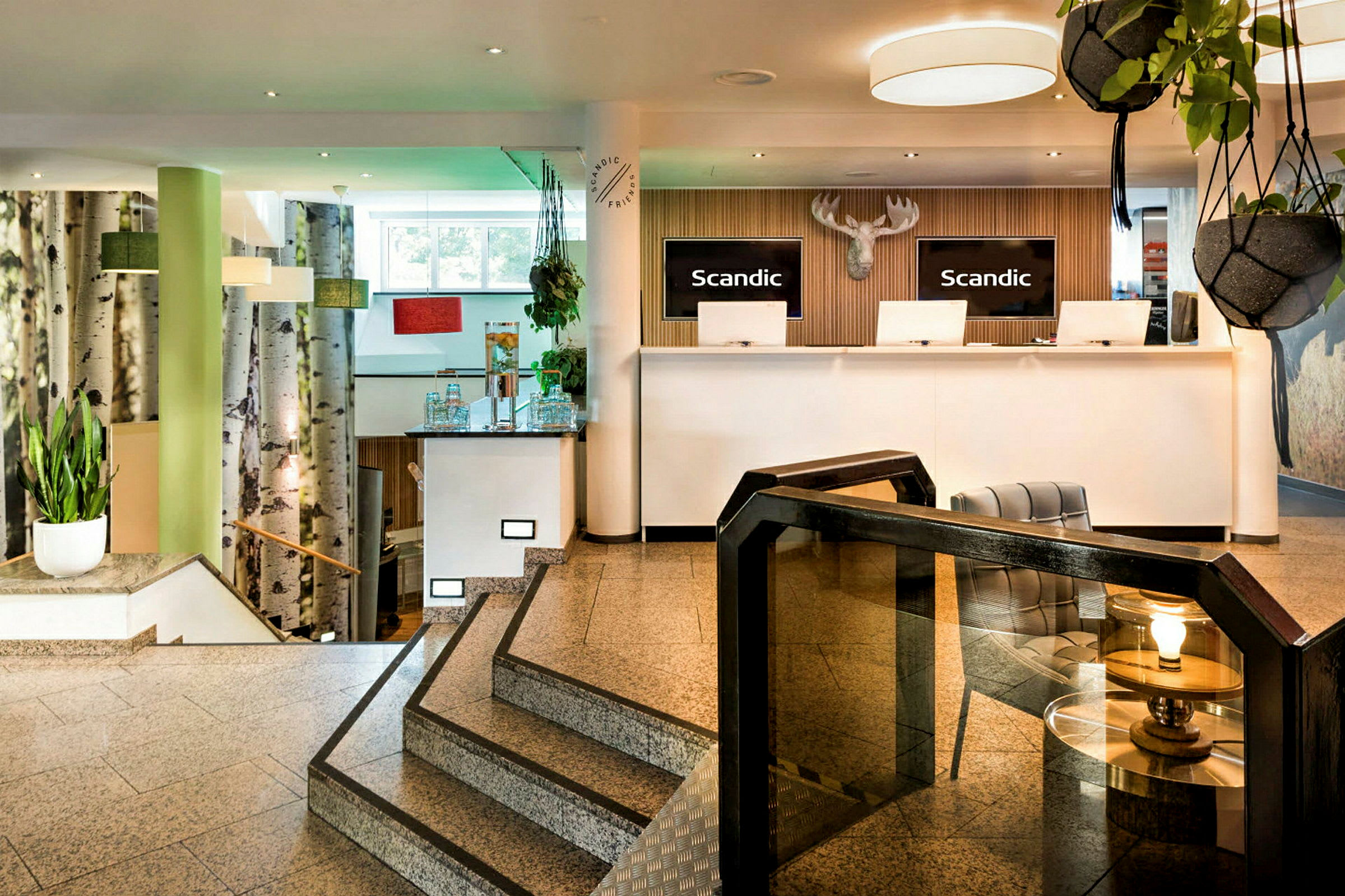 Hotellets reception med moderne indretning og planter. (AI-genereret tekst)