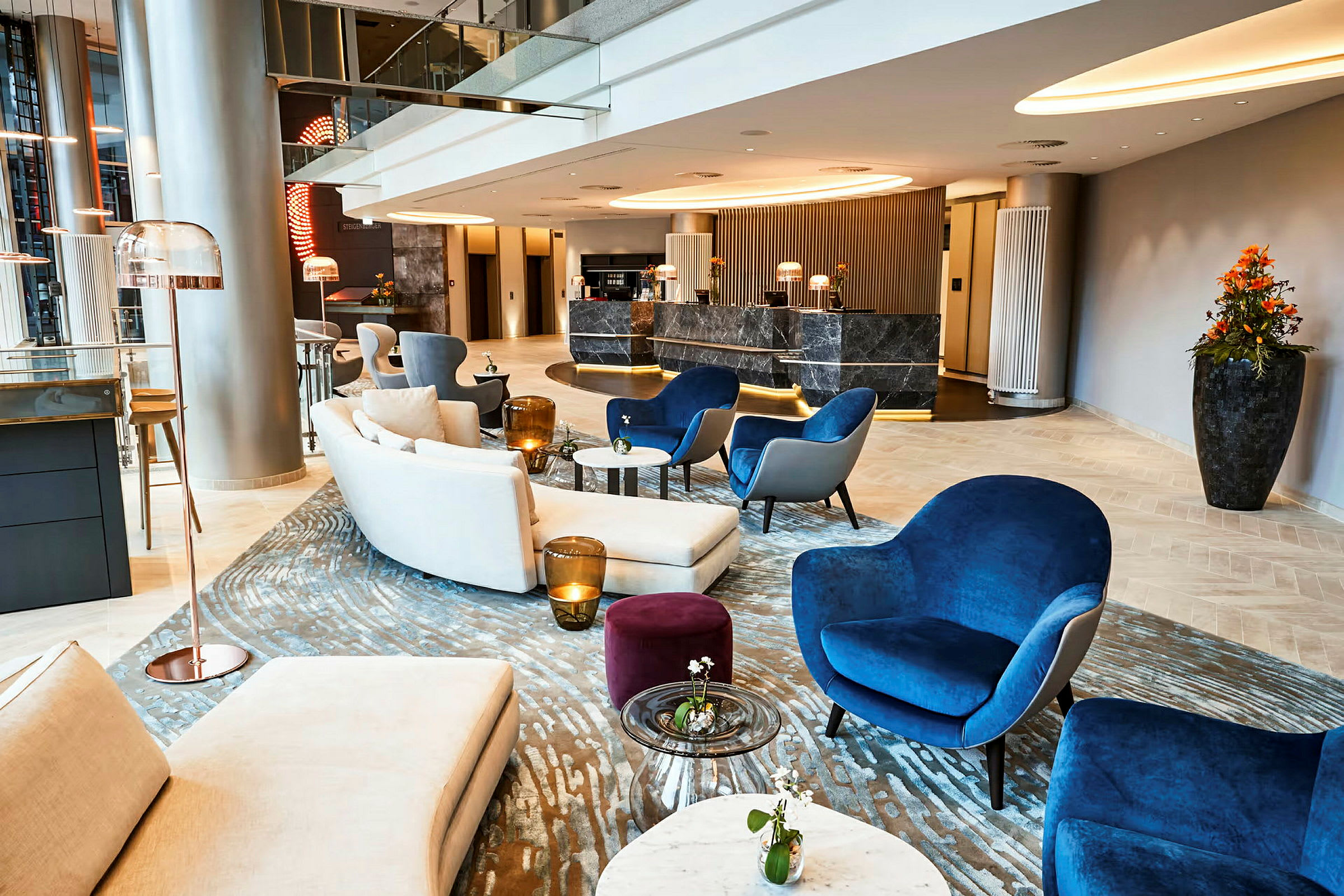 Et moderne og elegant indrettet lobbyområde med siddegrupper og receptionsdisk. (AI-genereret tekst)