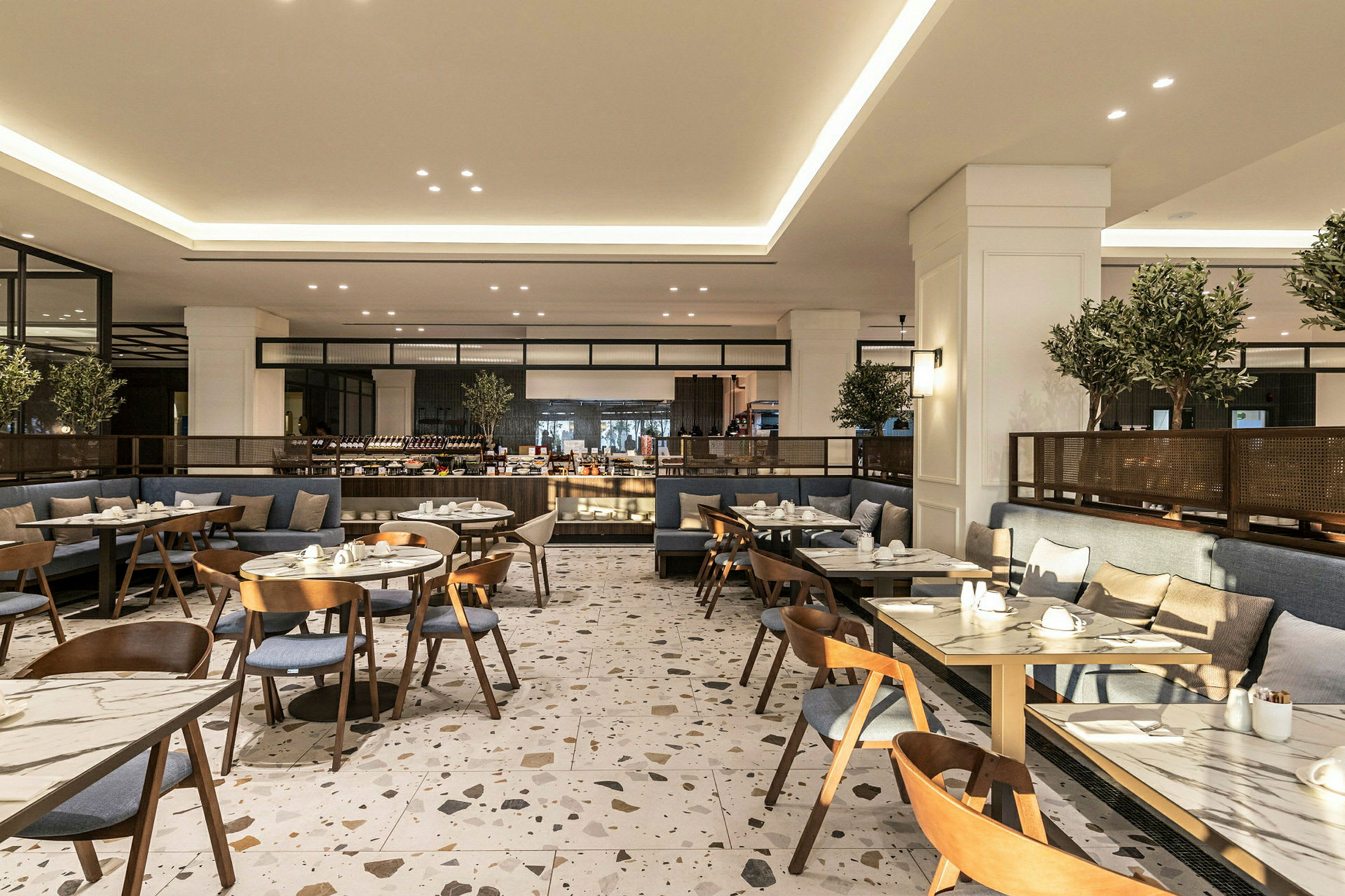 Restaurant med moderne møbler og bordene dækket. (AI-genereret tekst)
