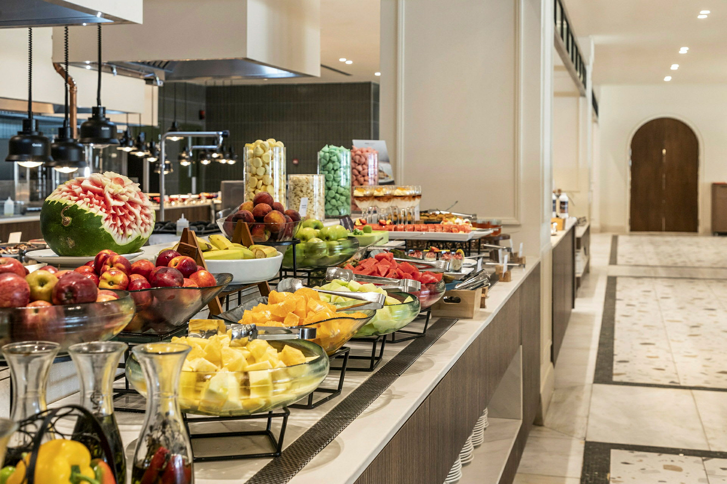 Billede af en buffet med frisk frugt og forskellige madmuligheder. (AI-genereret tekst)