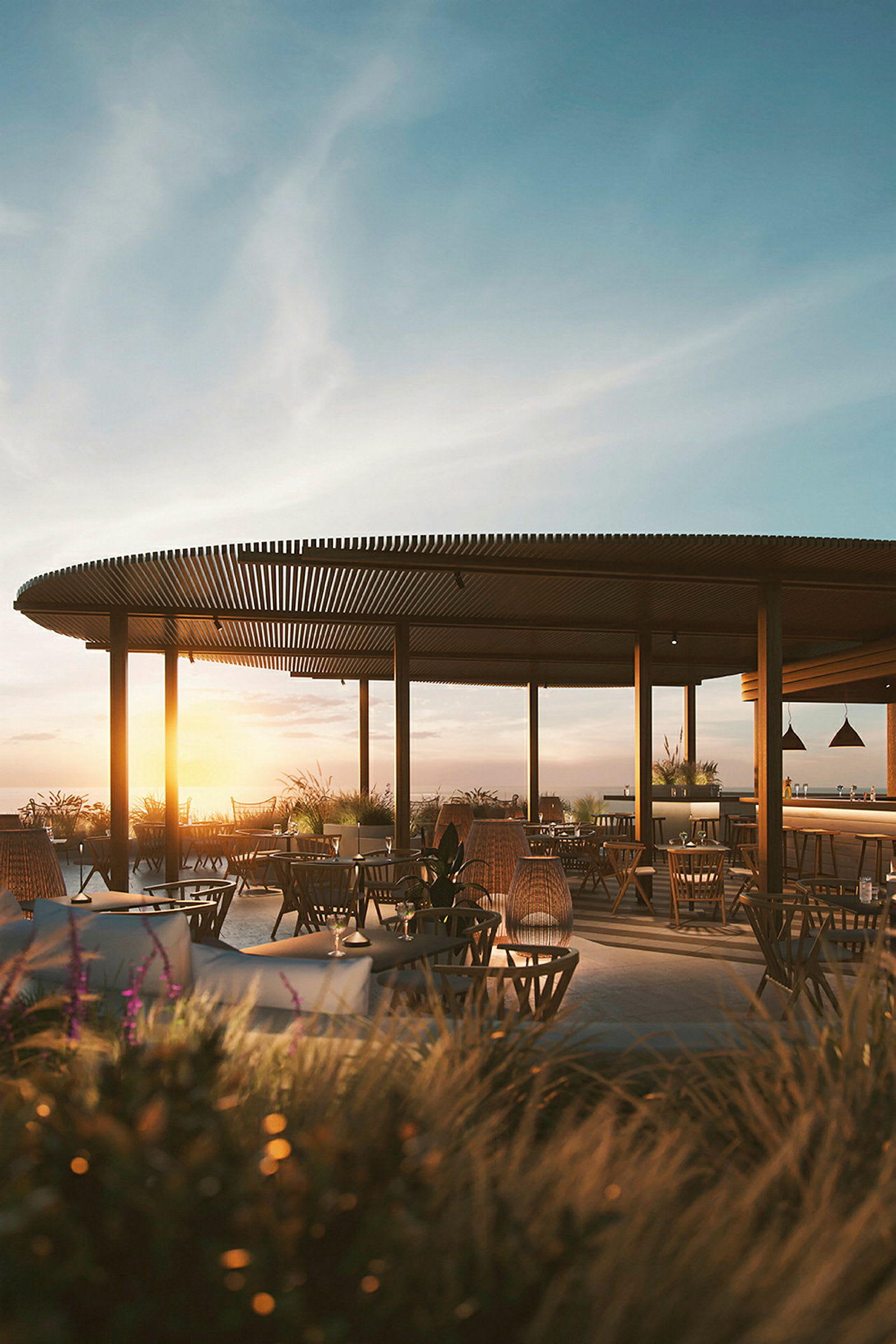En udendørsrestaurant i solnedgang med træborde og stole under et tag af træpaneler. (AI-genereret tekst)