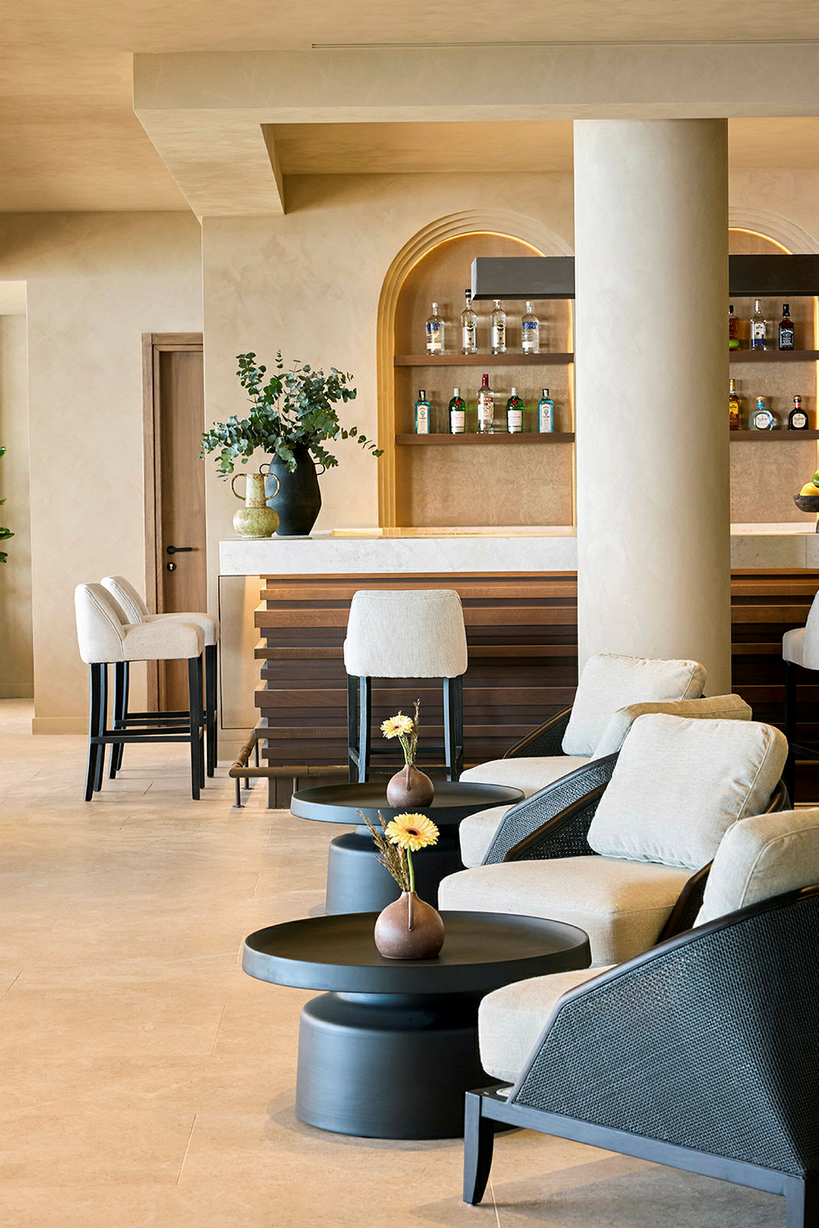 Elegant hotellobby med bar, siddepladser og blomster. (AI-genereret tekst)