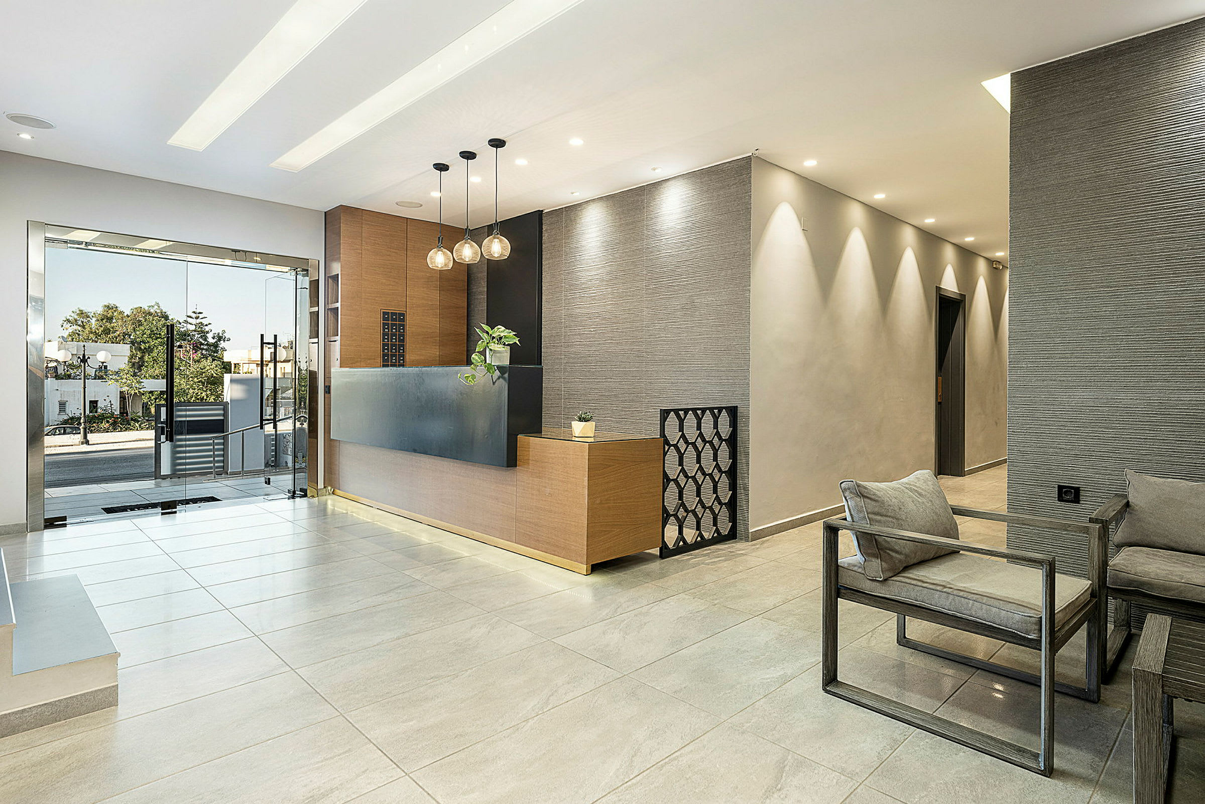 Hotellobby med reception og siddeområde. (AI-genereret tekst)