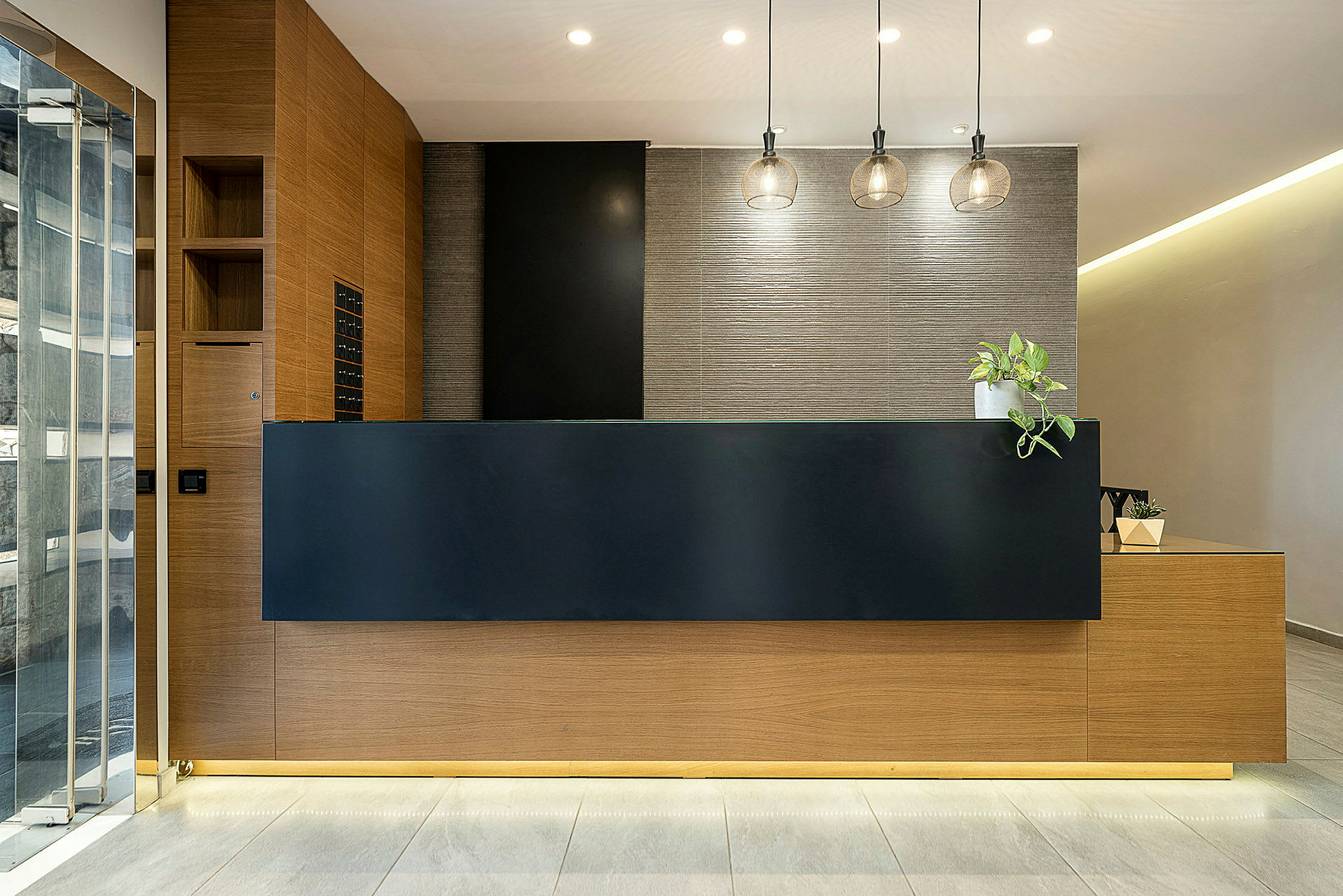 Hotelreception i moderne design med træpanel og mørkt skrivebord. (AI-genereret tekst)