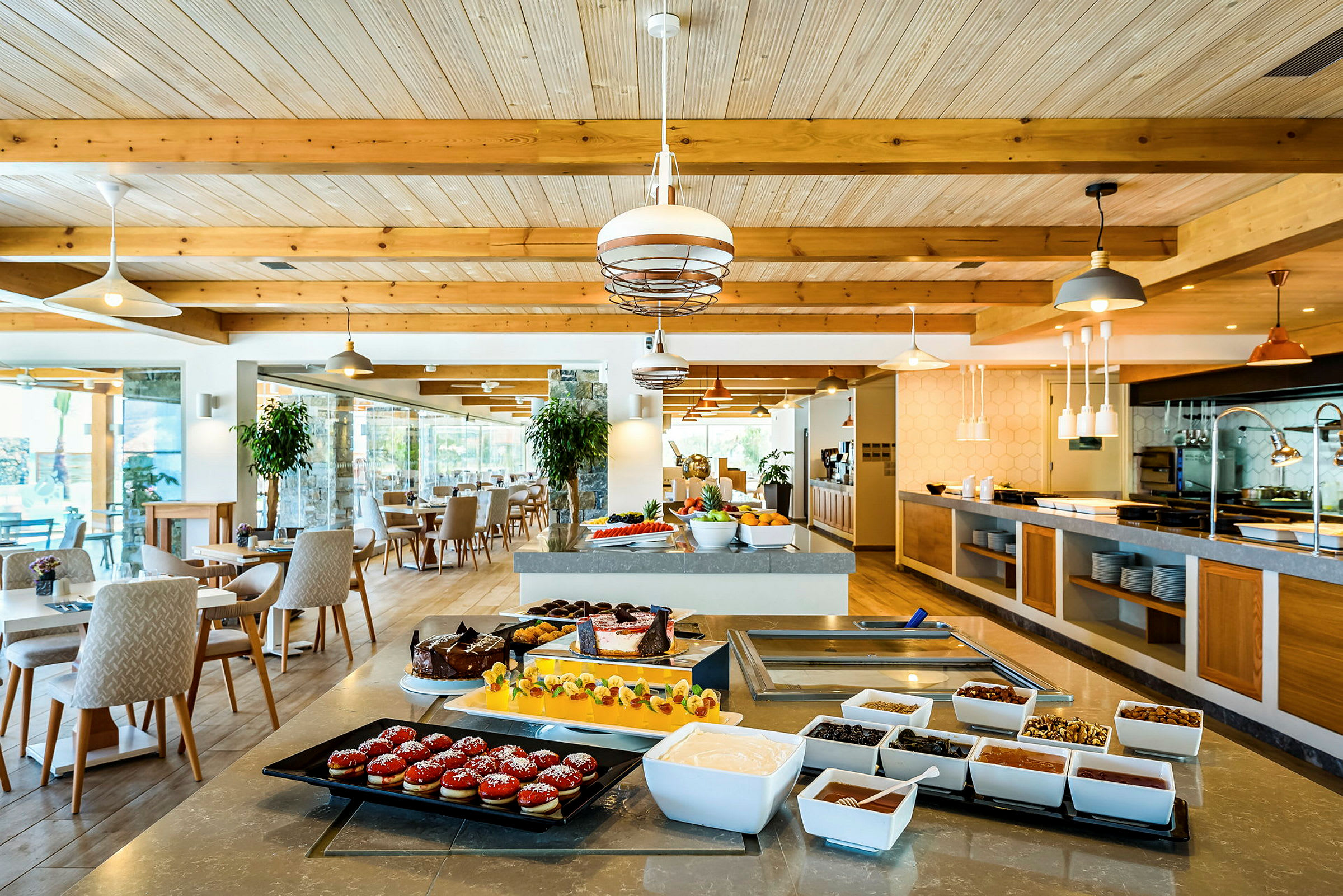 Interiør af en restaurant med spiseborde og buffet. (AI-genereret tekst)