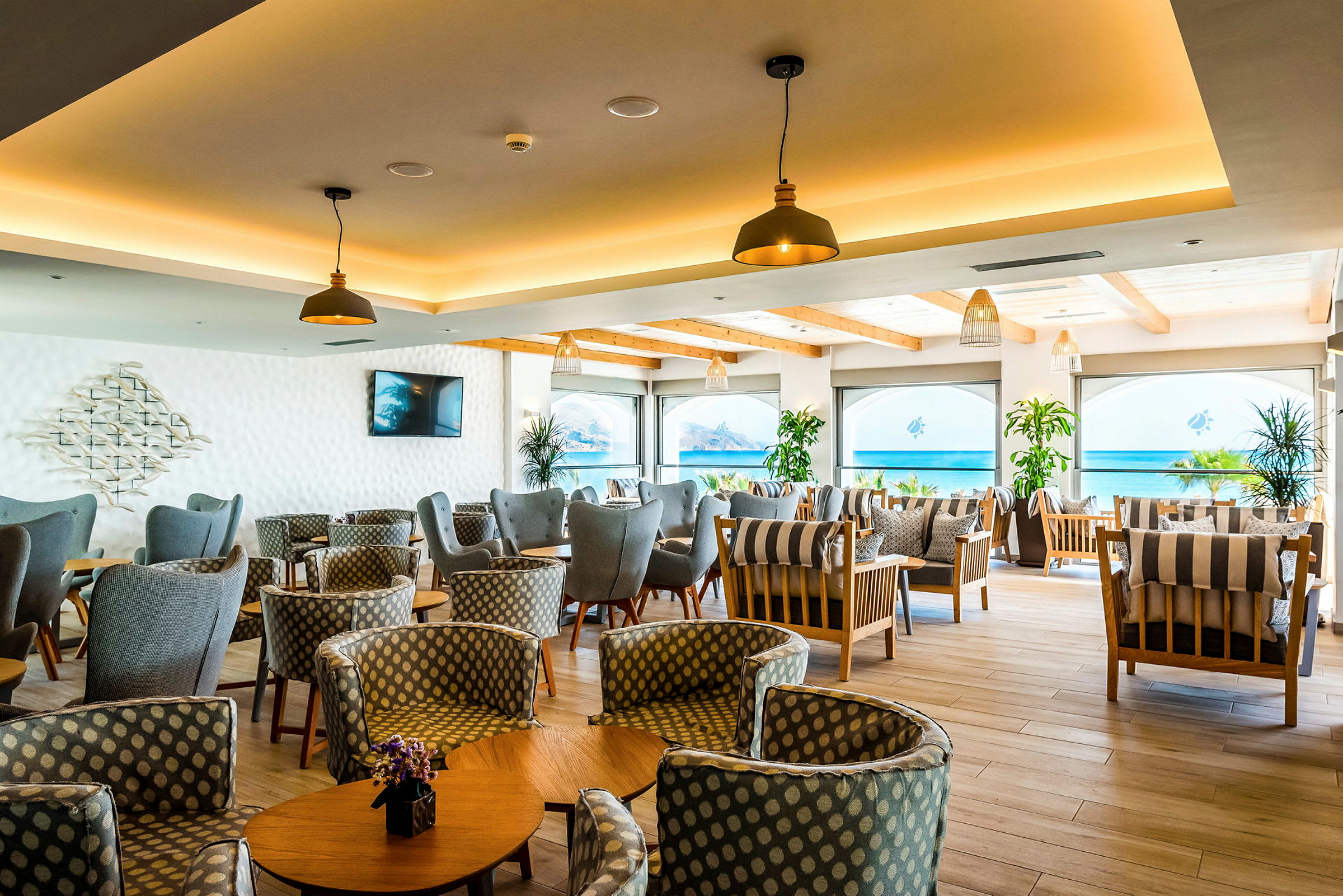 Et café- eller loungeområde med udsigt over havet. (AI-genereret tekst)