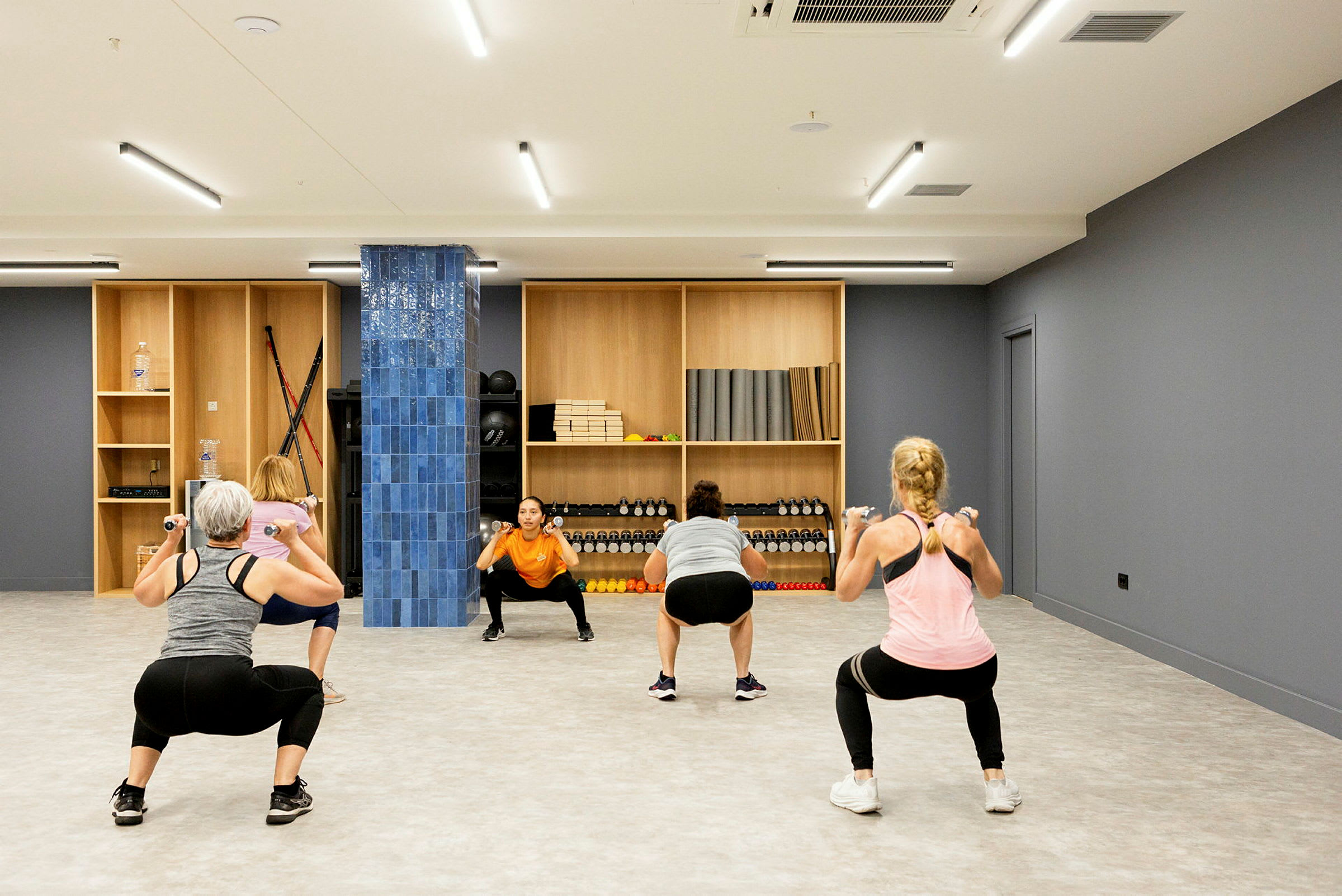 Personer, der træner i et fitnesscenter. (AI-genereret tekst)