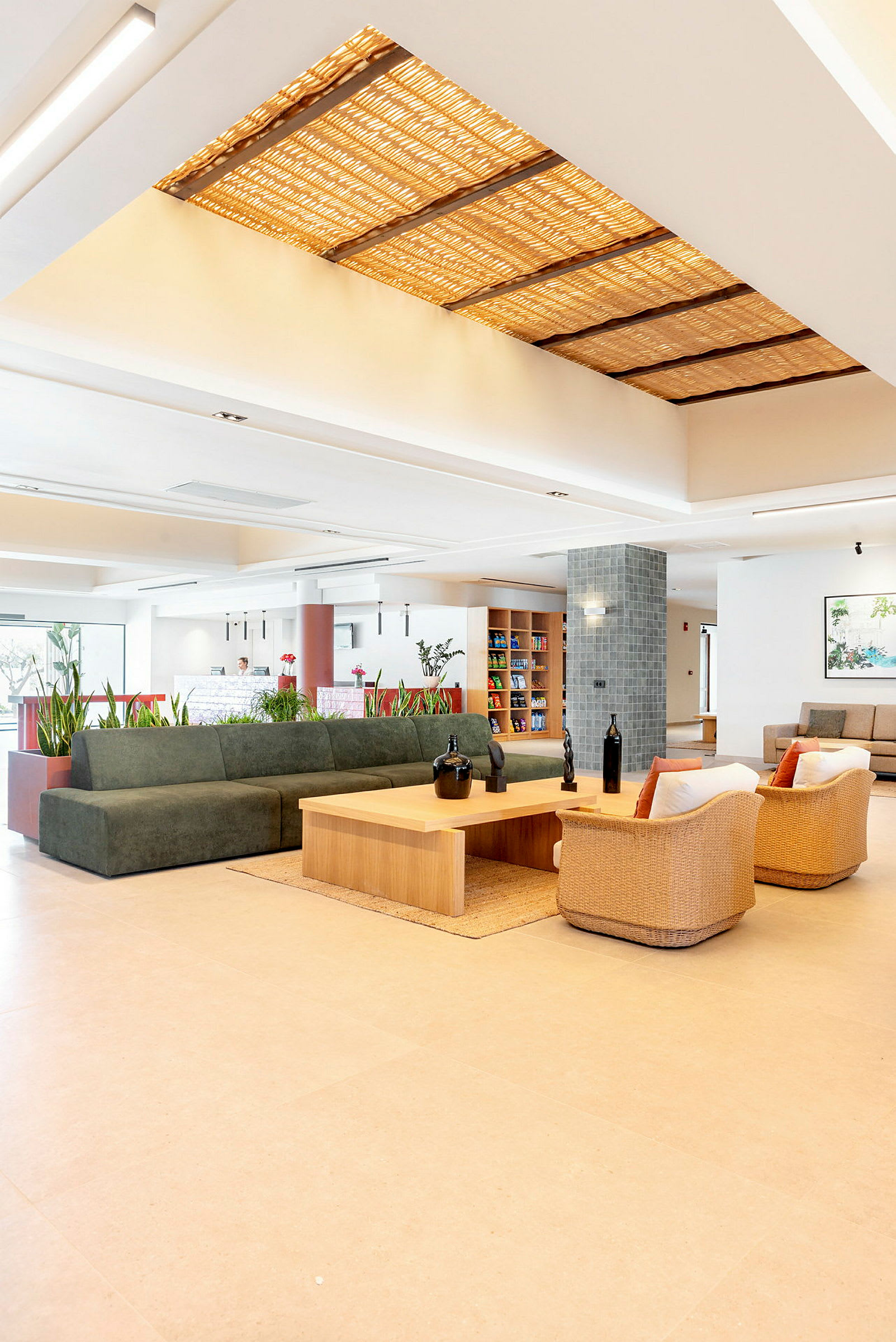 Et moderne hotellobbyområde med sofaer, lænestole og et kaffebord. (AI-genereret tekst)