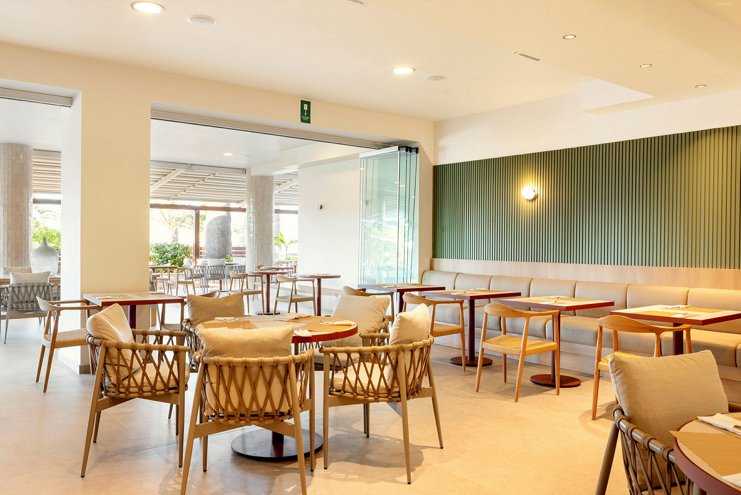 En moderne restaurant med borde og stole samt lyse indretningsdetaljer. (AI-genereret tekst)