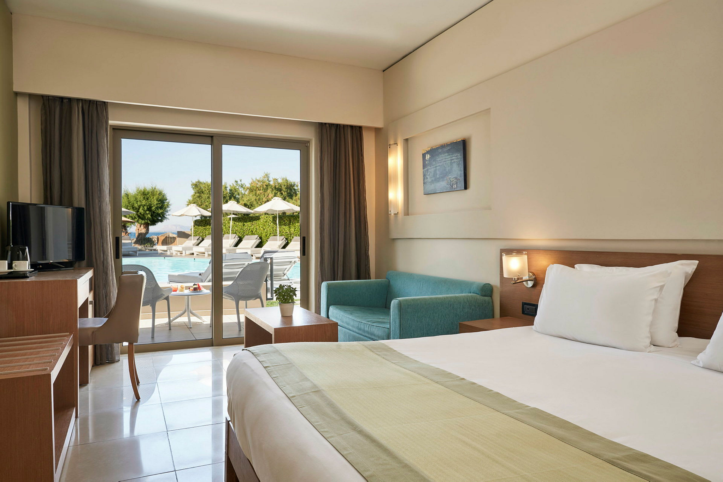 Hotelværelse med moderne indretning og udsigt til en pool. (AI-genereret tekst)