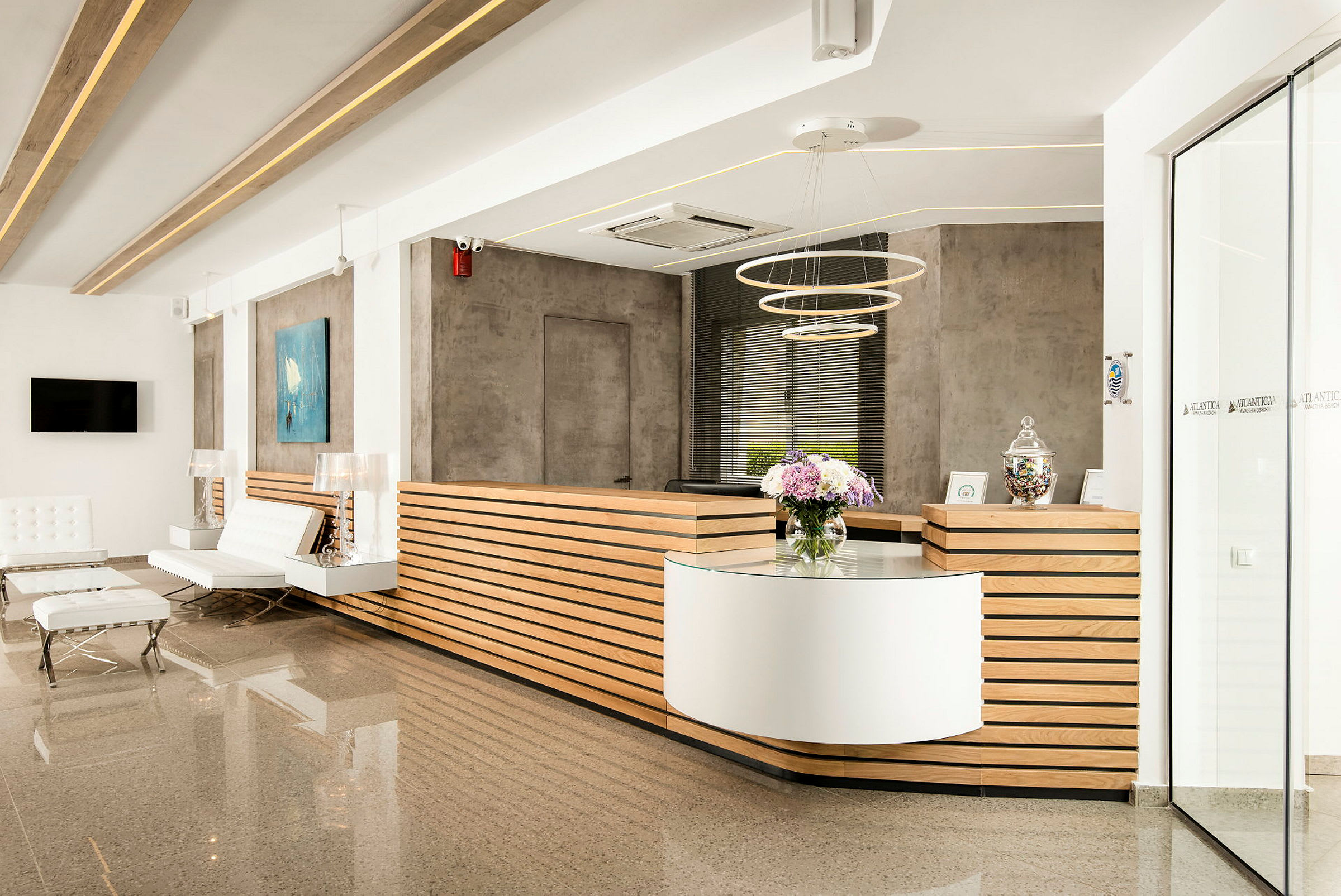 Hotellobby med en moderne receptionsskranke og siddepladser. (AI-genereret tekst)