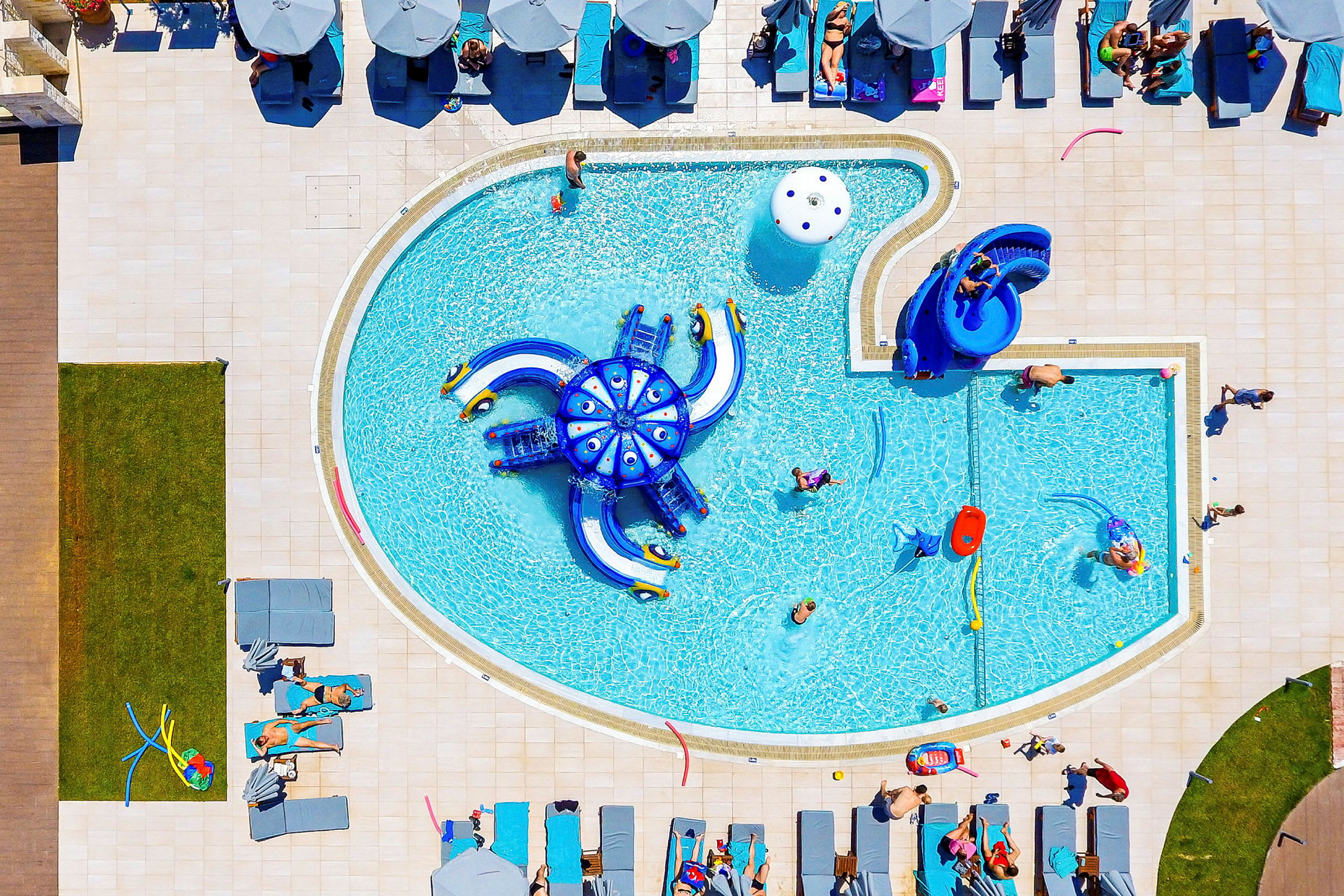 Pool med vandrutsjebaner og liggestole (AI-genereret tekst)
