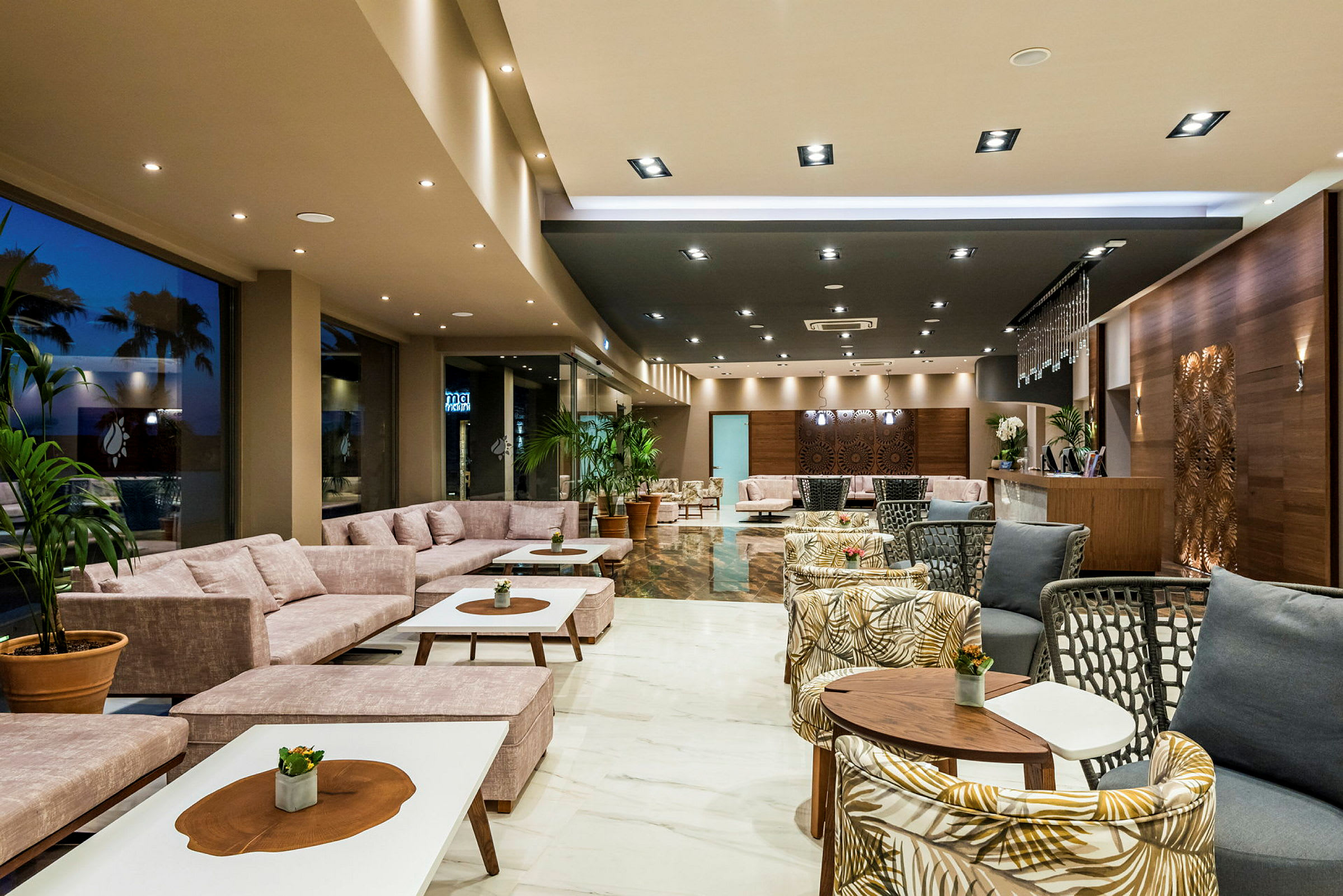 Hotellobby med moderne møbler og belysning. (AI-genereret tekst)