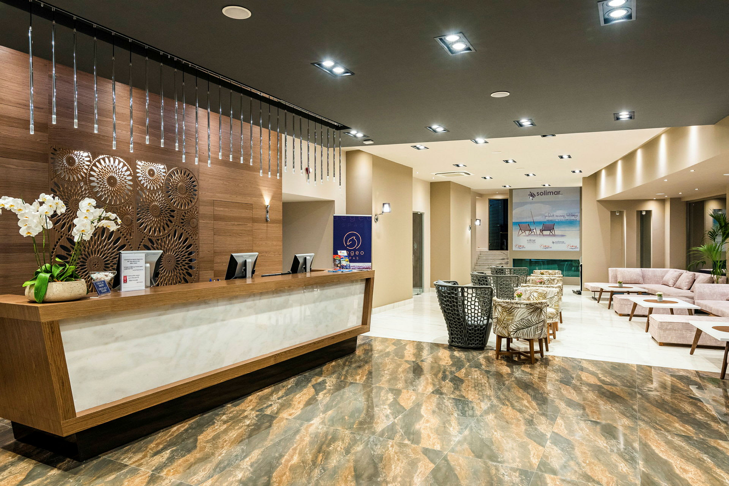 Moderne hotelreception med elegant indretning og komfortabel lounge. (AI-genereret tekst)