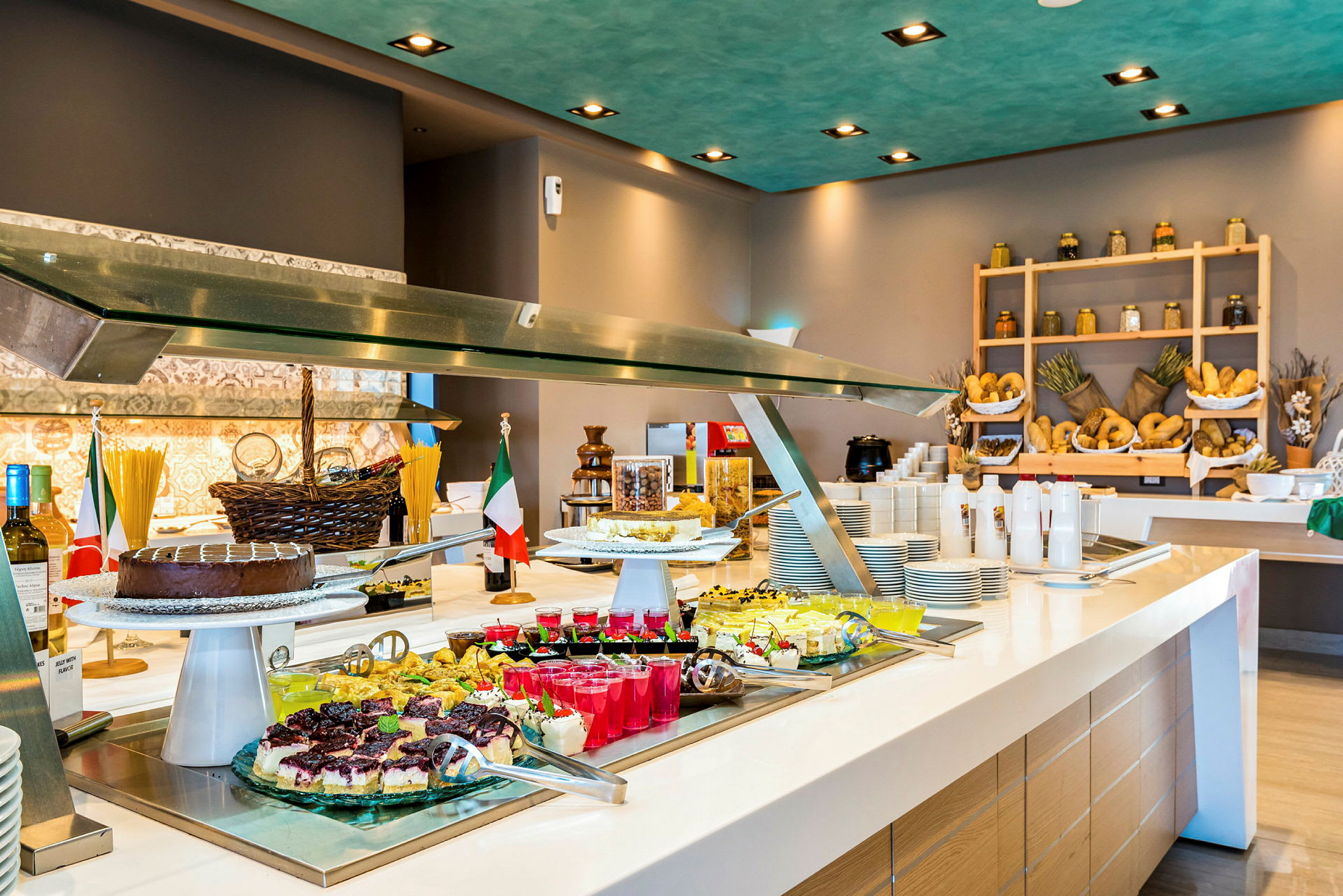 Buffet med desserter og italienske flag på en spisebord. (AI-genereret tekst)