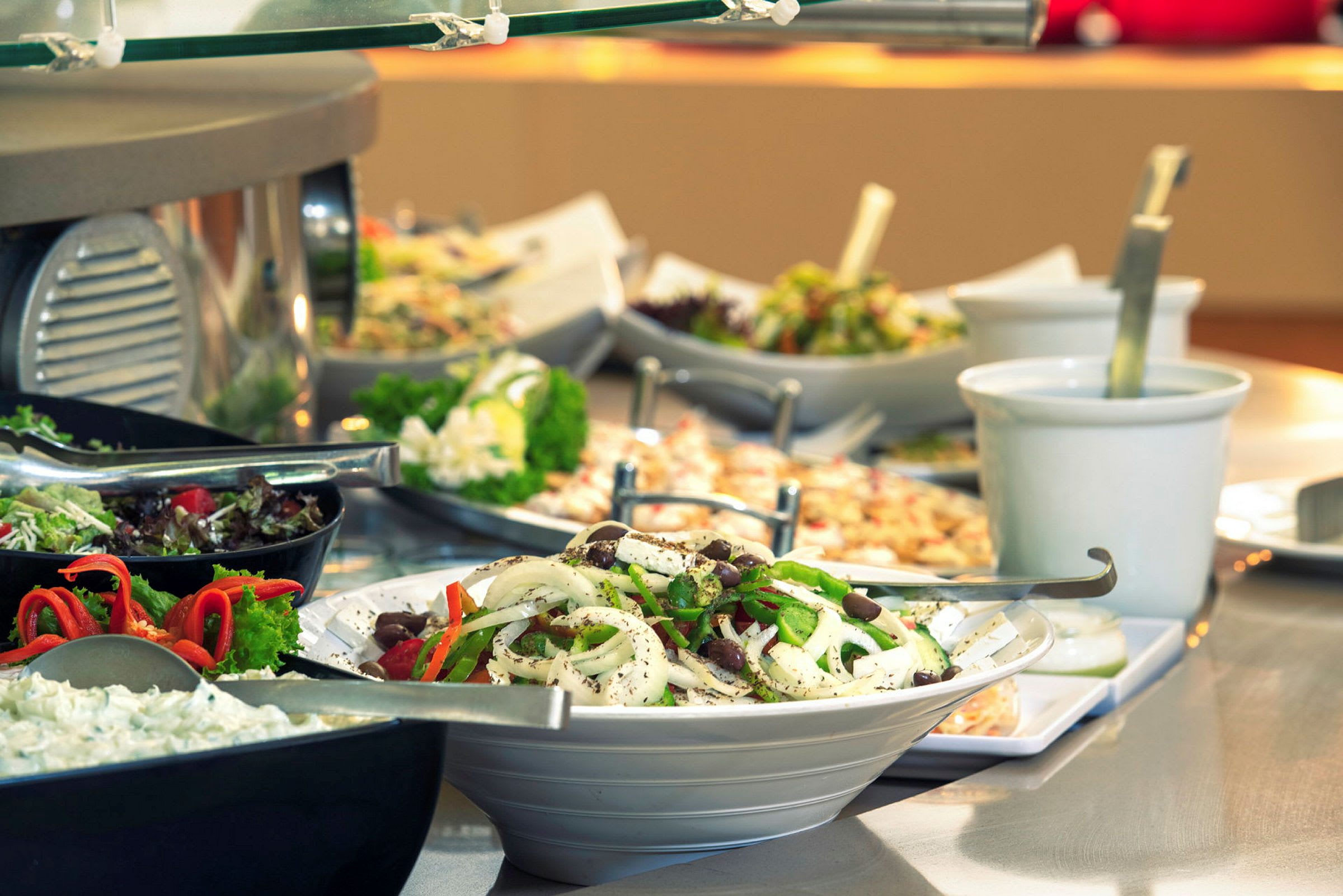 Buffet med forskellige salater og retter i skåle. (AI-genereret tekst)