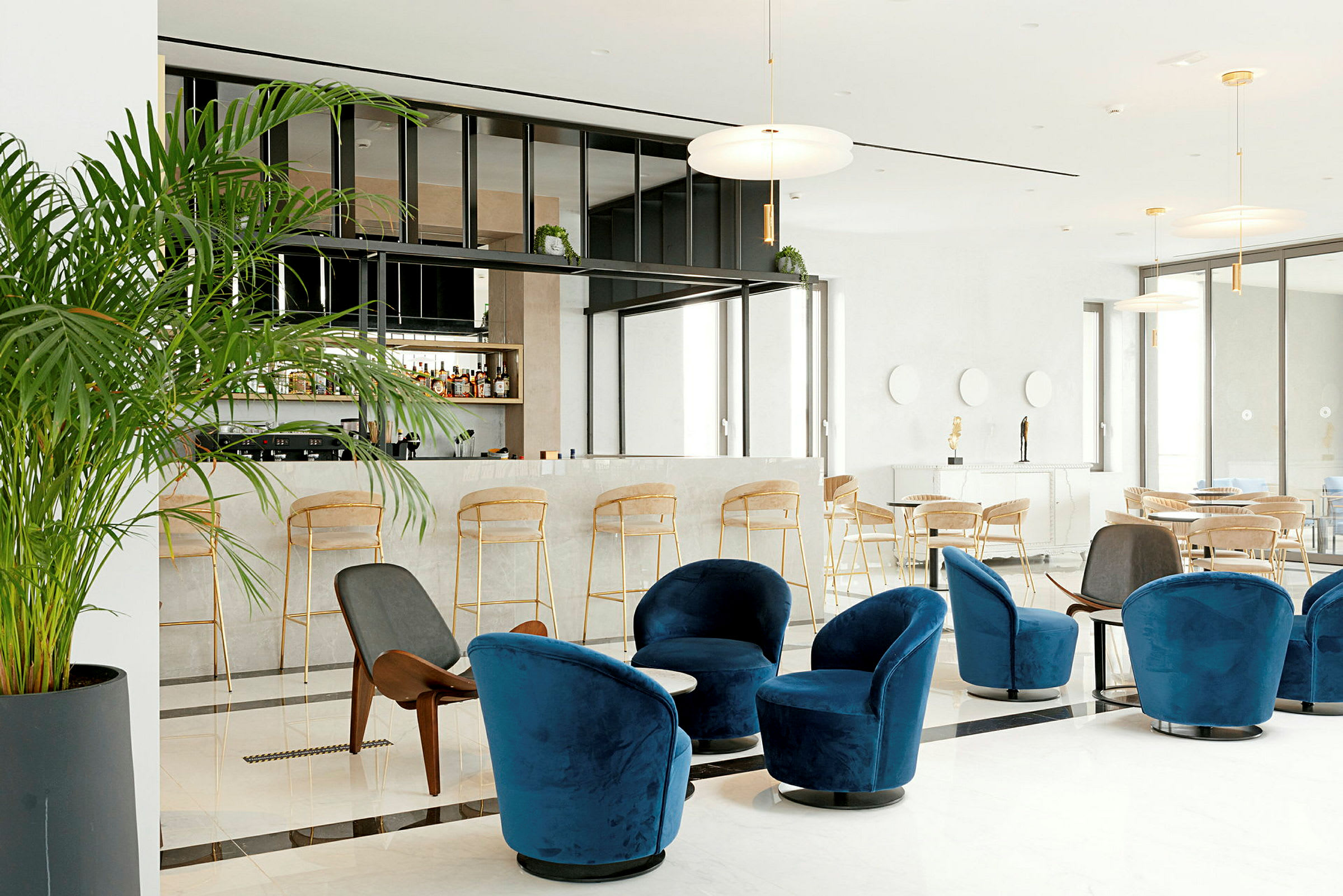 En moderne lounge med bar og siddepladser. (AI-genereret tekst)
