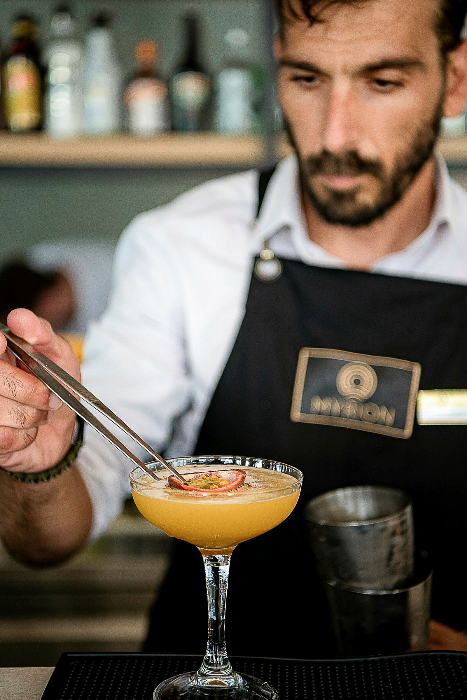 En cocktail dekoreres med passionsfrugt. (AI-genereret tekst)