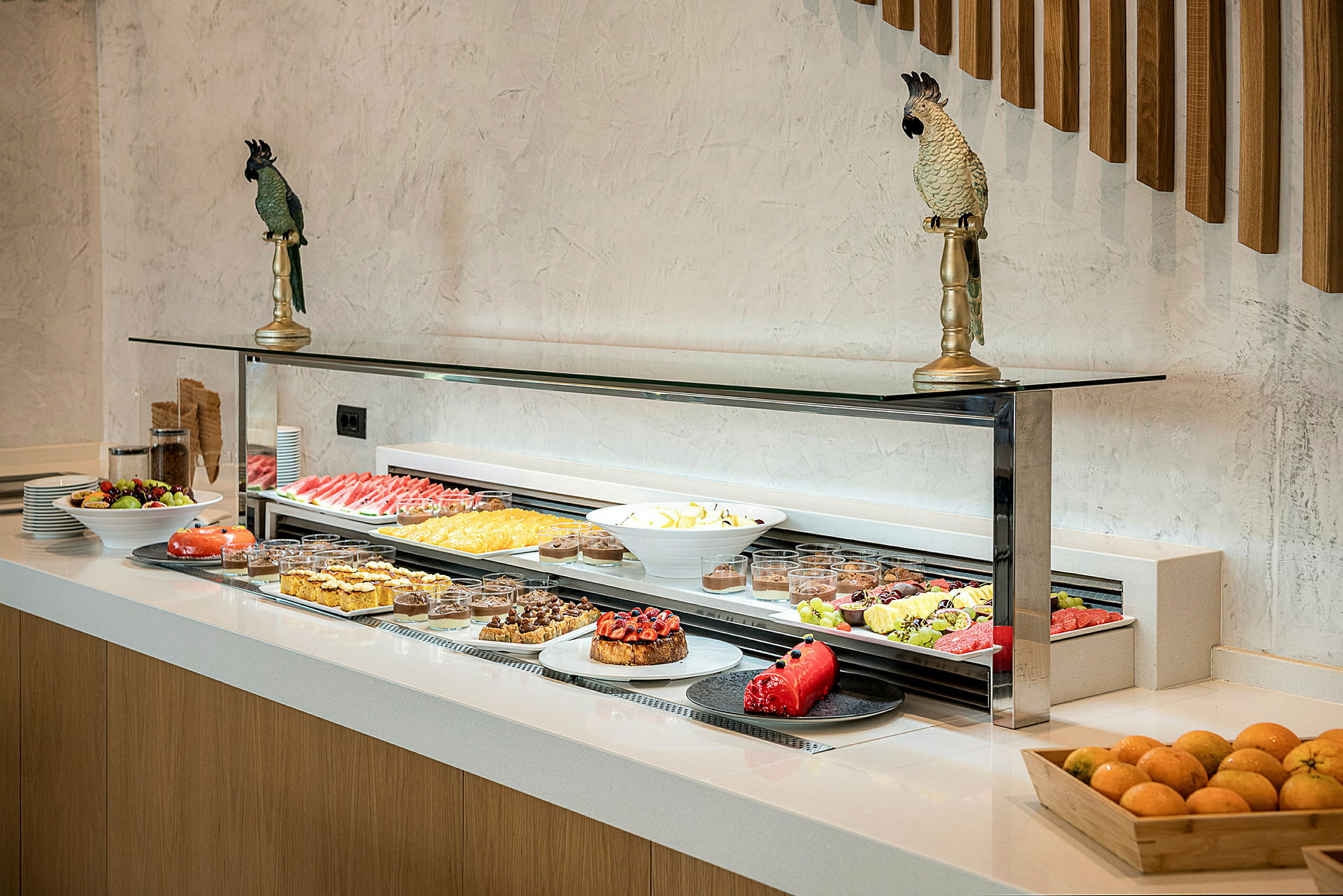 En buffet med forskellige desserter og frugter på et bord. (AI-genereret tekst)