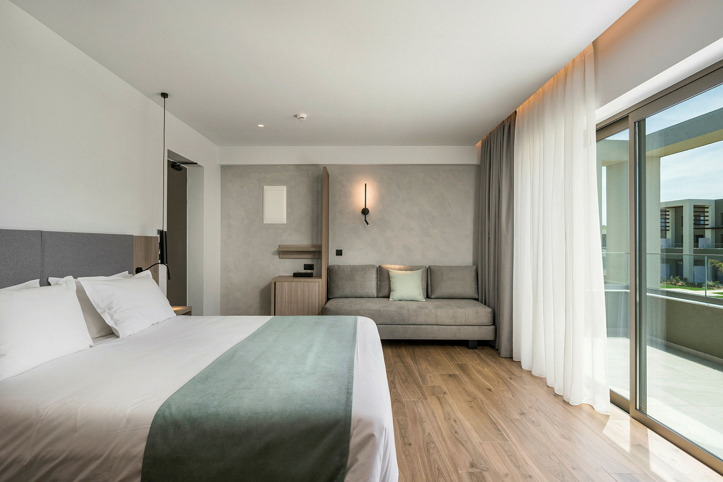 Moderne hotelværelse med dobbeltseng og siddeområde. (AI-genereret tekst)