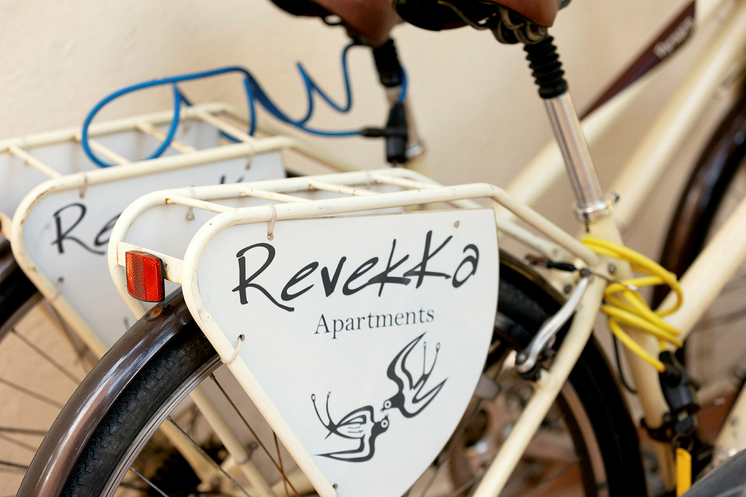 En cykel med skilt der viser teksten 'Revekka Apartments'. (AI-genereret tekst)
