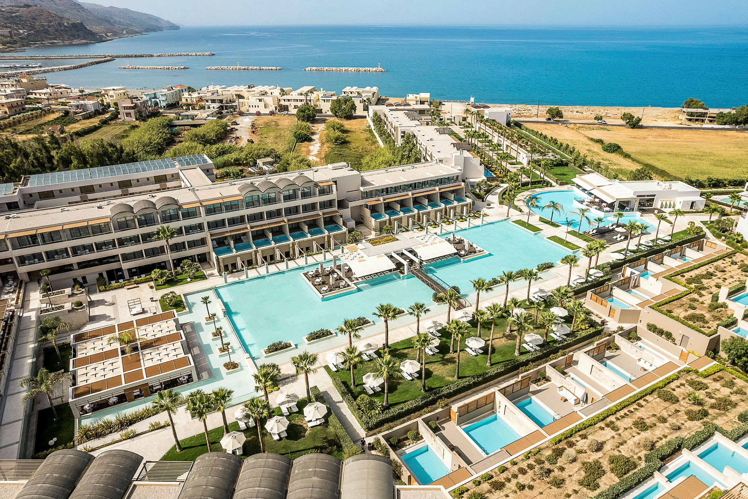 En elegant resort med pool- og villaområde tæt på havet. (AI-genereret tekst)