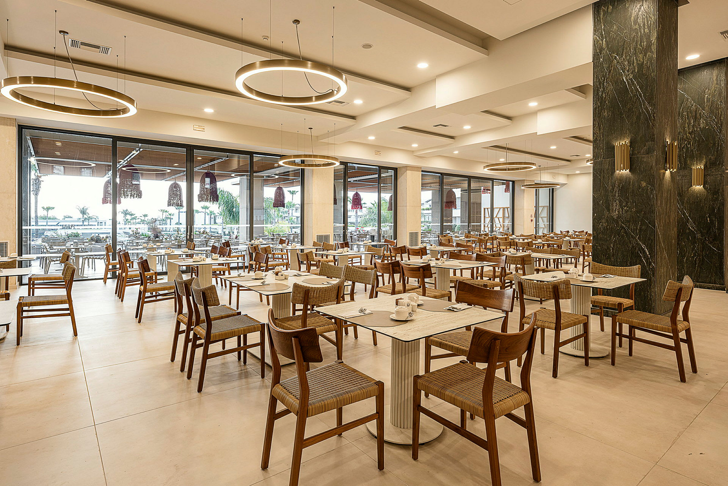 En restaurant med moderne møbler og glasvægge der vender ud. (AI-genereret tekst)