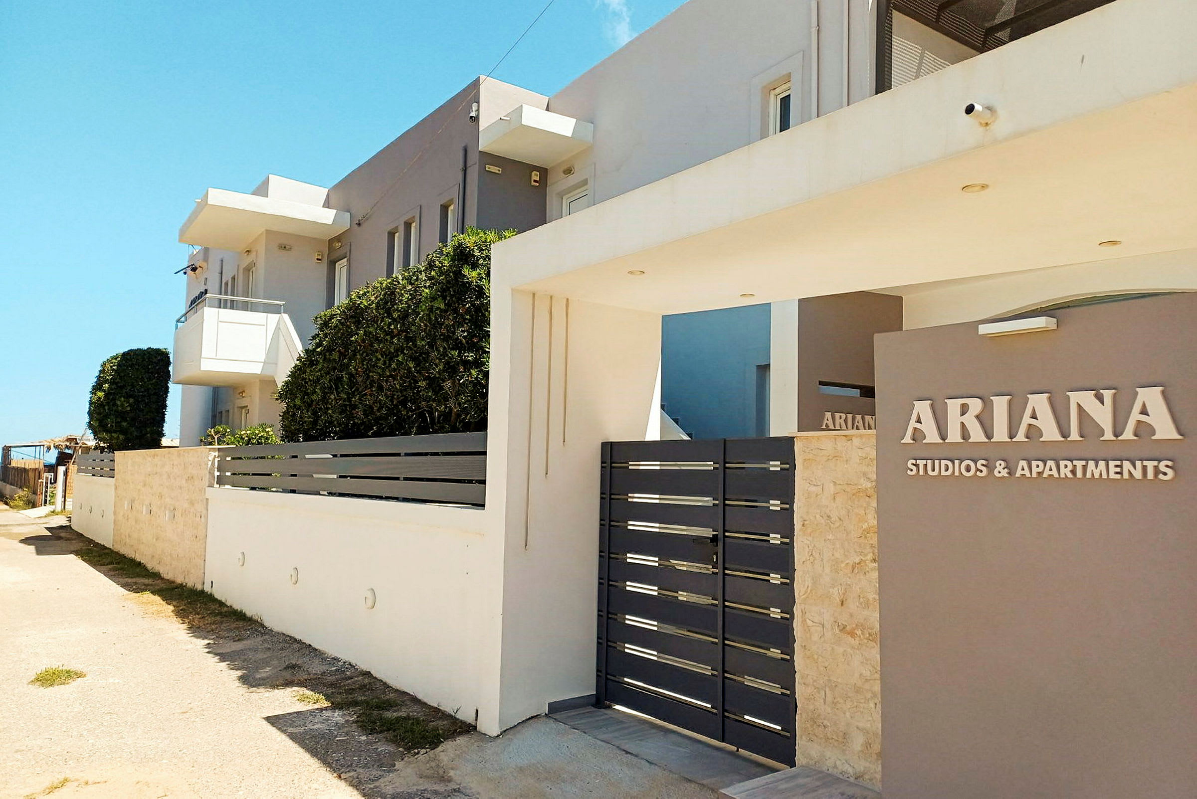 Uden for bygningen Ariana Studios & Apartments. (AI-genereret tekst)
