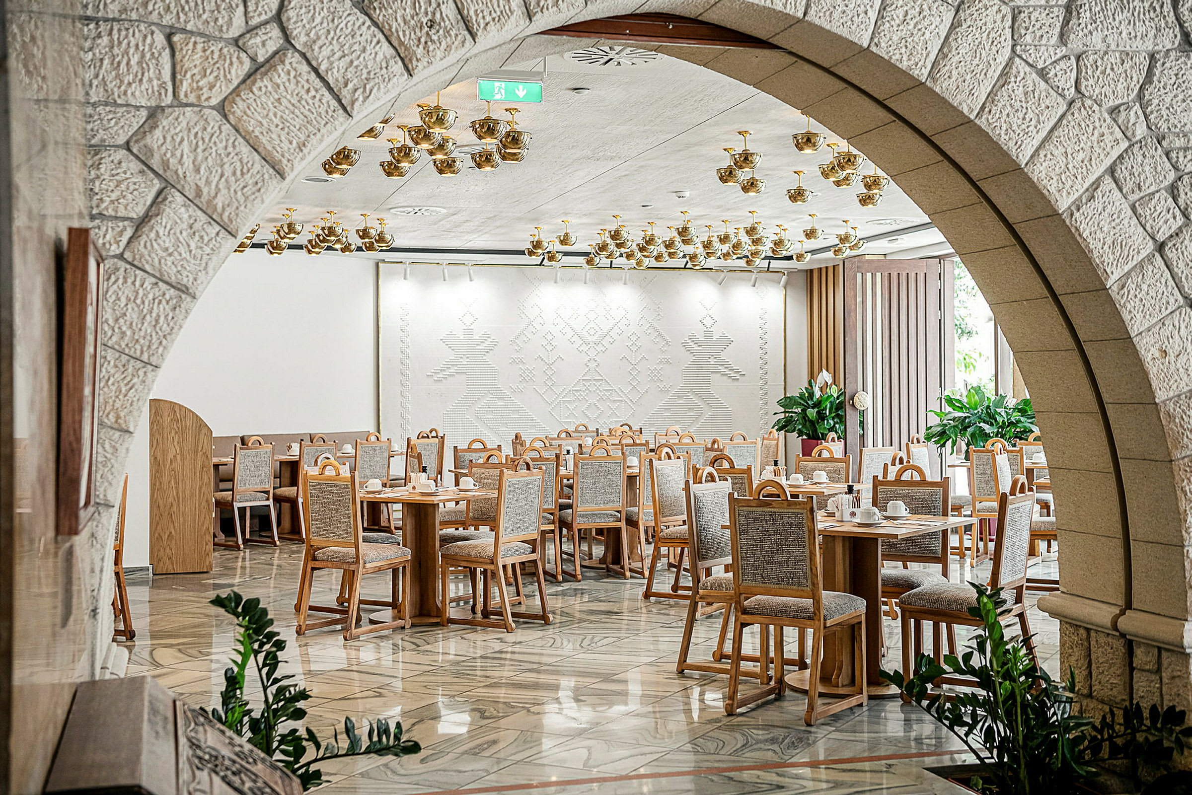 Restaurant med borde og stole opstillet i et dekorativt venterum. (AI-genereret tekst)