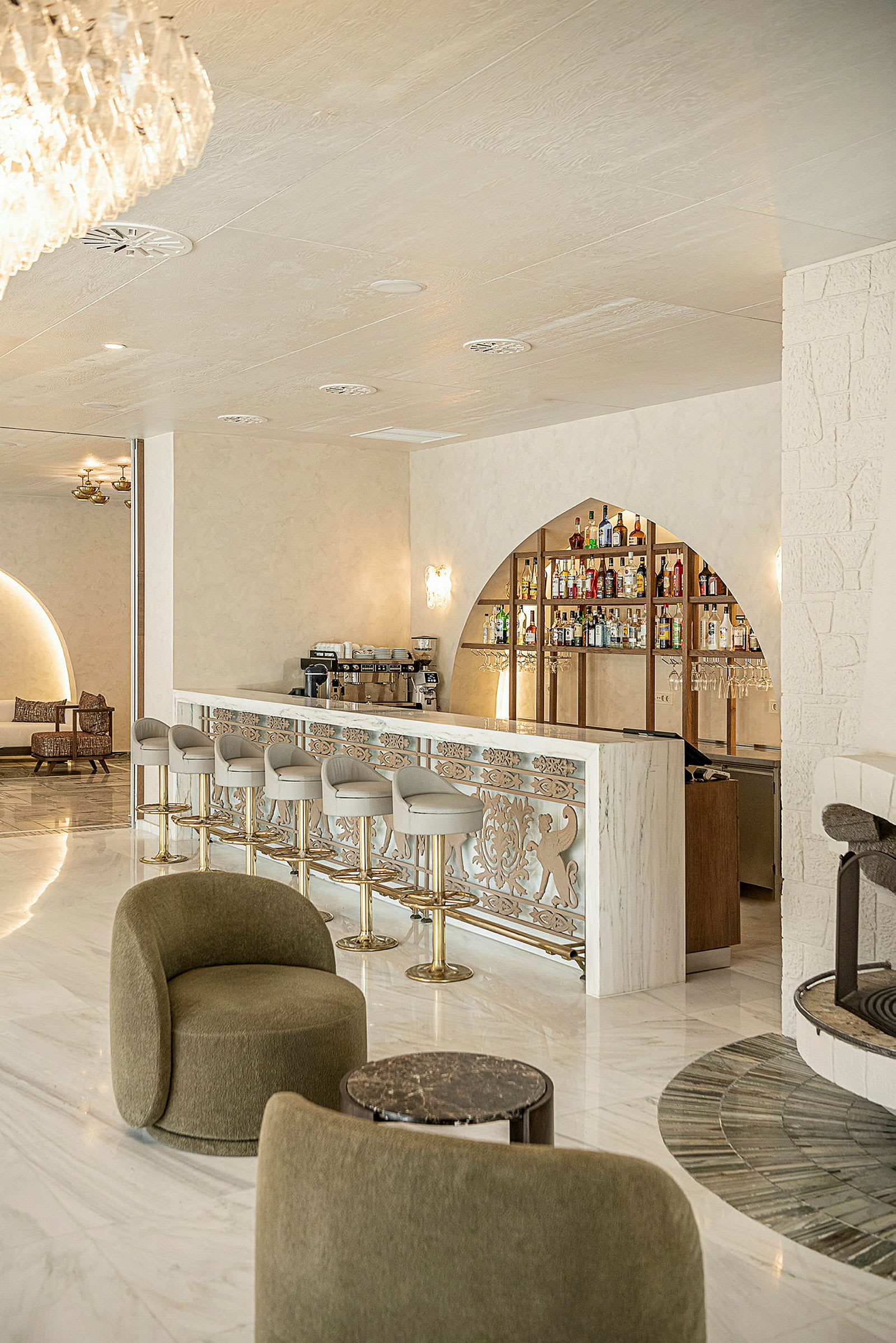 Billede af en elegant hotelbar med dekorativt rækværk og siddepladser. (AI-genereret tekst)