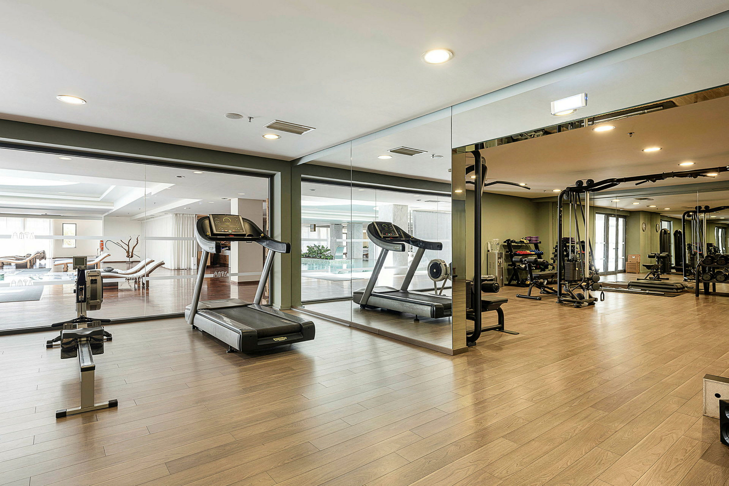 Et moderne fitnesscenter med løbebånd og træningsudstyr. (AI-genereret tekst)