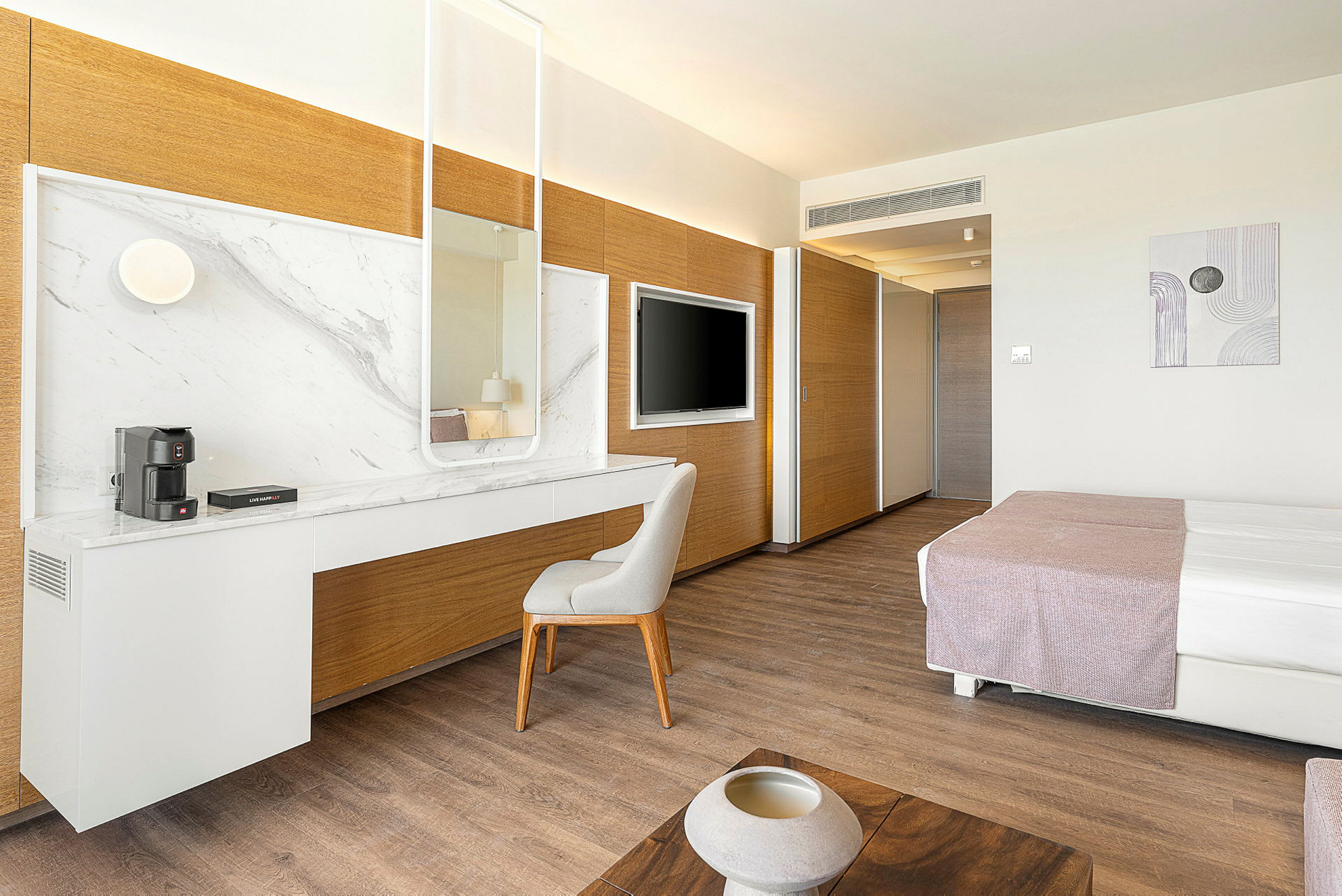 Moderne hotelværelse med skrivebord og spejl, seng og TV. (AI-genereret tekst)