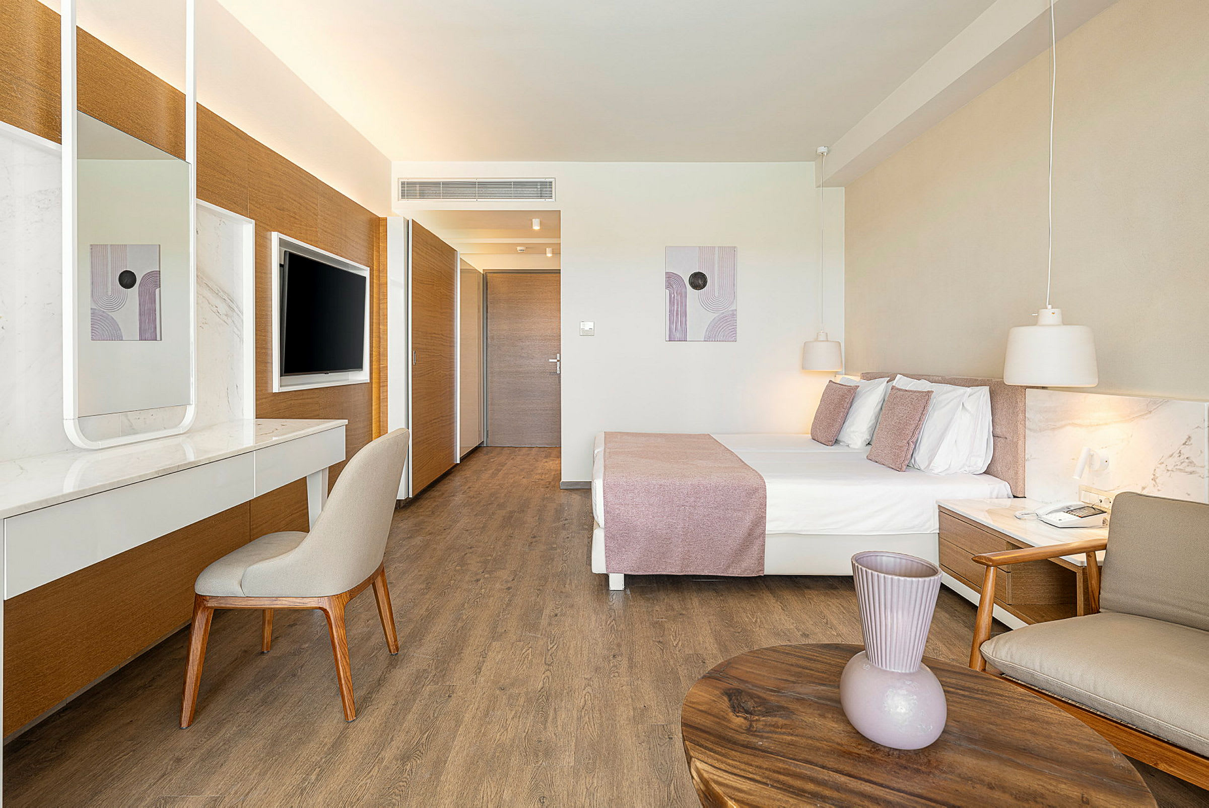 Billede af et moderne hotelværelse med en dobbeltseng, et skrivebord og et vægmonteret TV. (AI-genereret tekst)