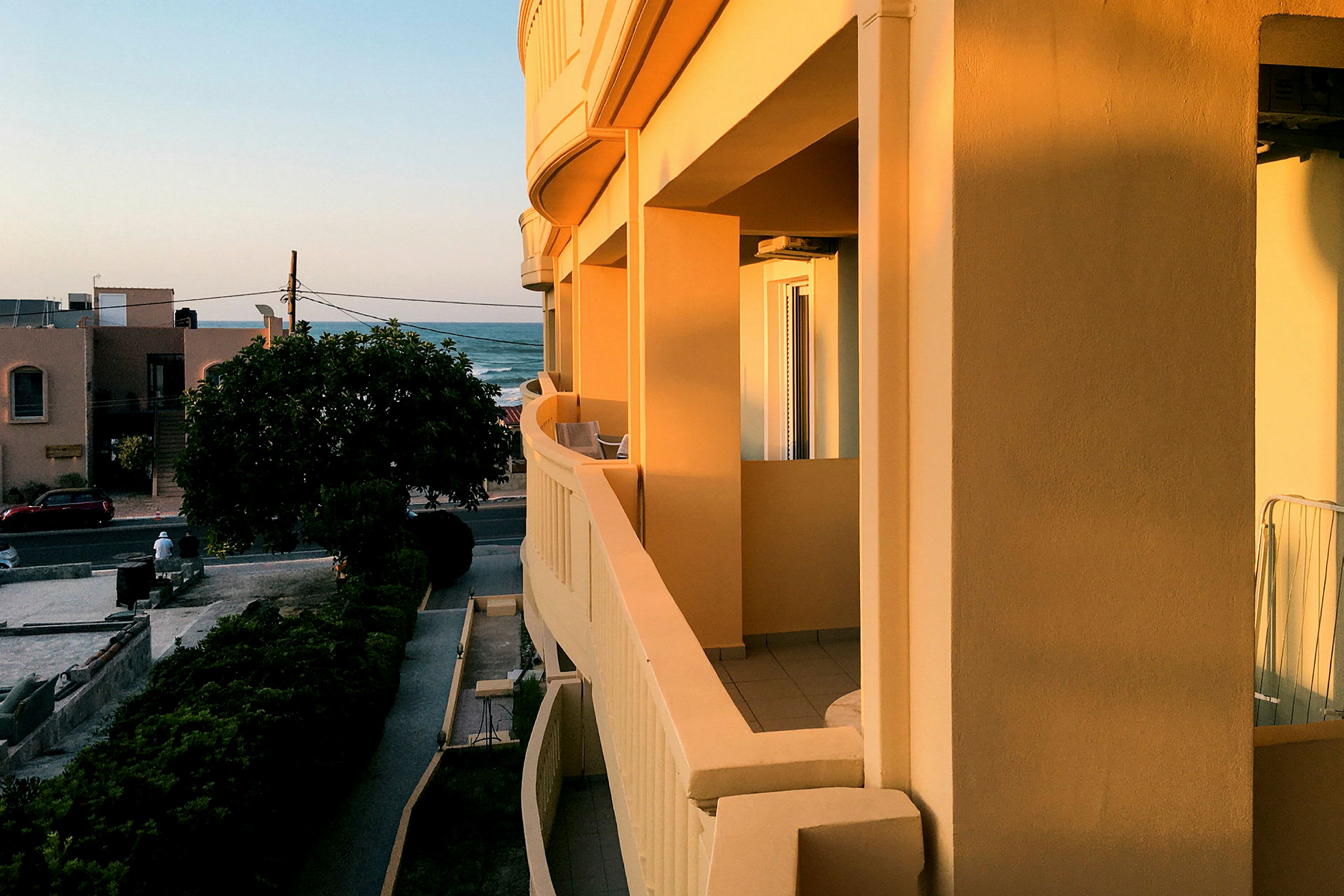 Solbelyst balkon med havet i baggrunden. (AI-genereret tekst)