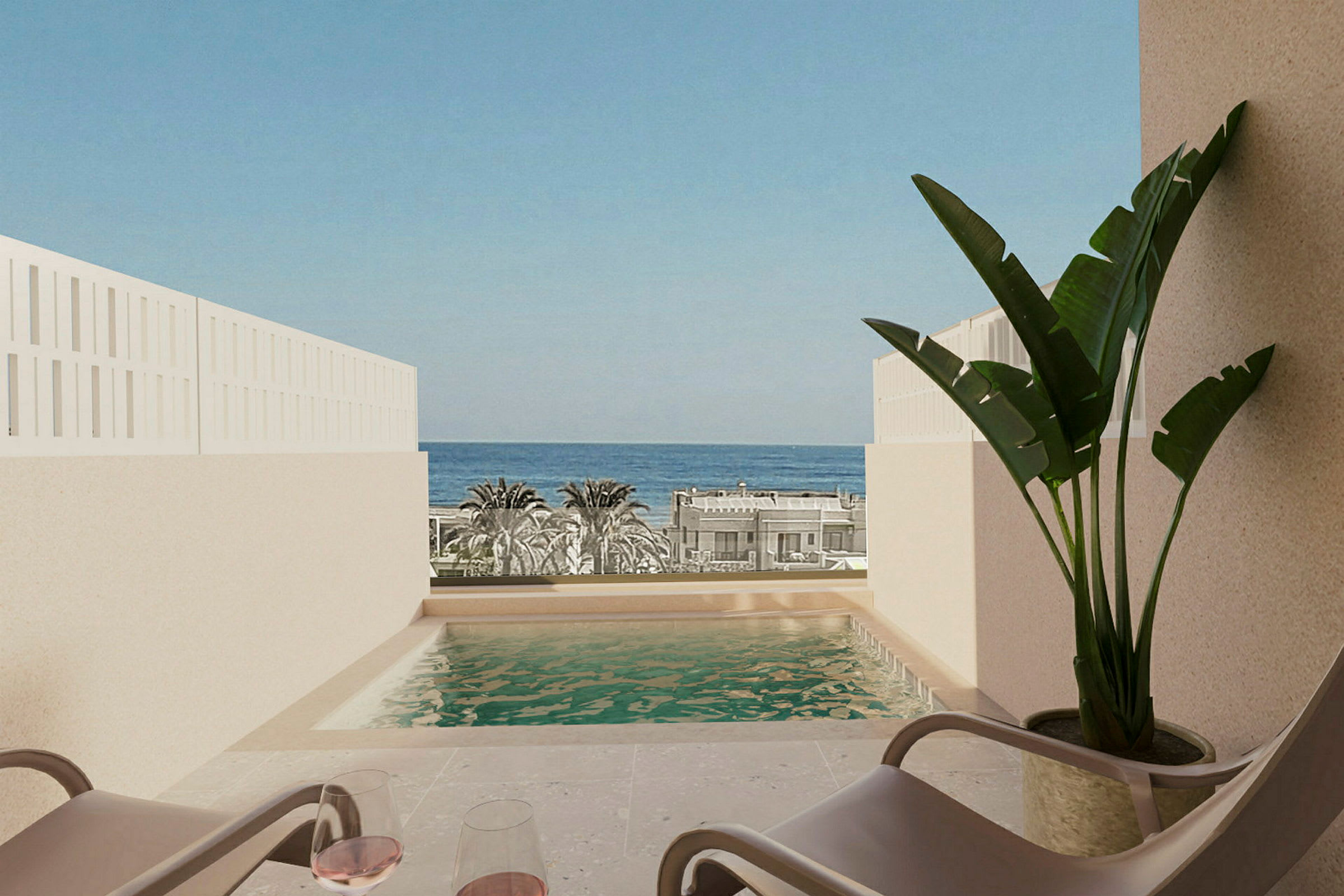 En terrasse med en lille pool, to stole med vinglas, en potteplante og udsigt over havet. (AI-genereret tekst)
