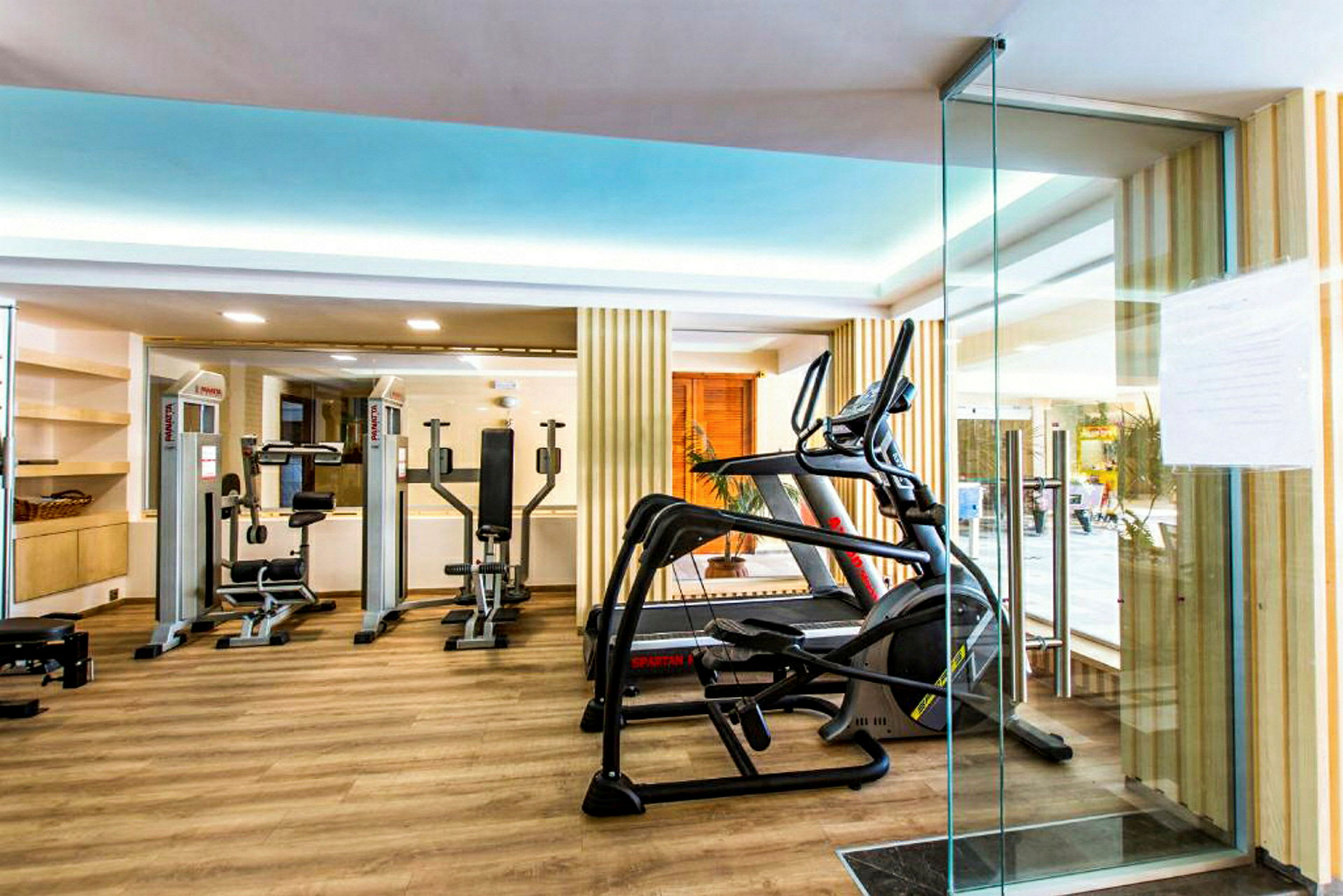 Fitnesscenter med træningsmaskiner. (AI-genereret tekst)