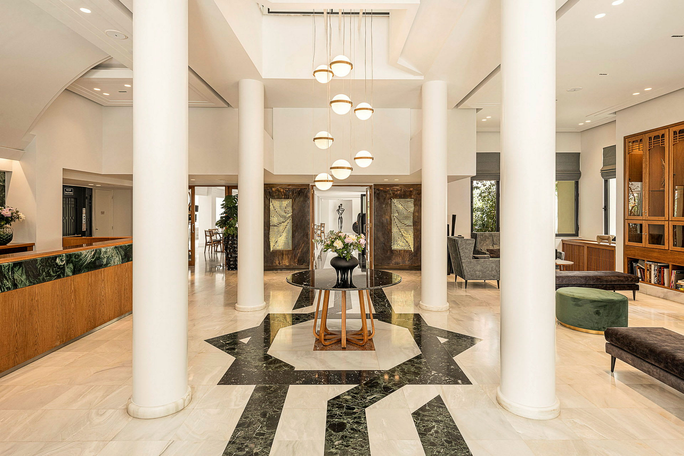 Elegant hotellobby med søjler og siddepladser. (AI-genereret tekst)