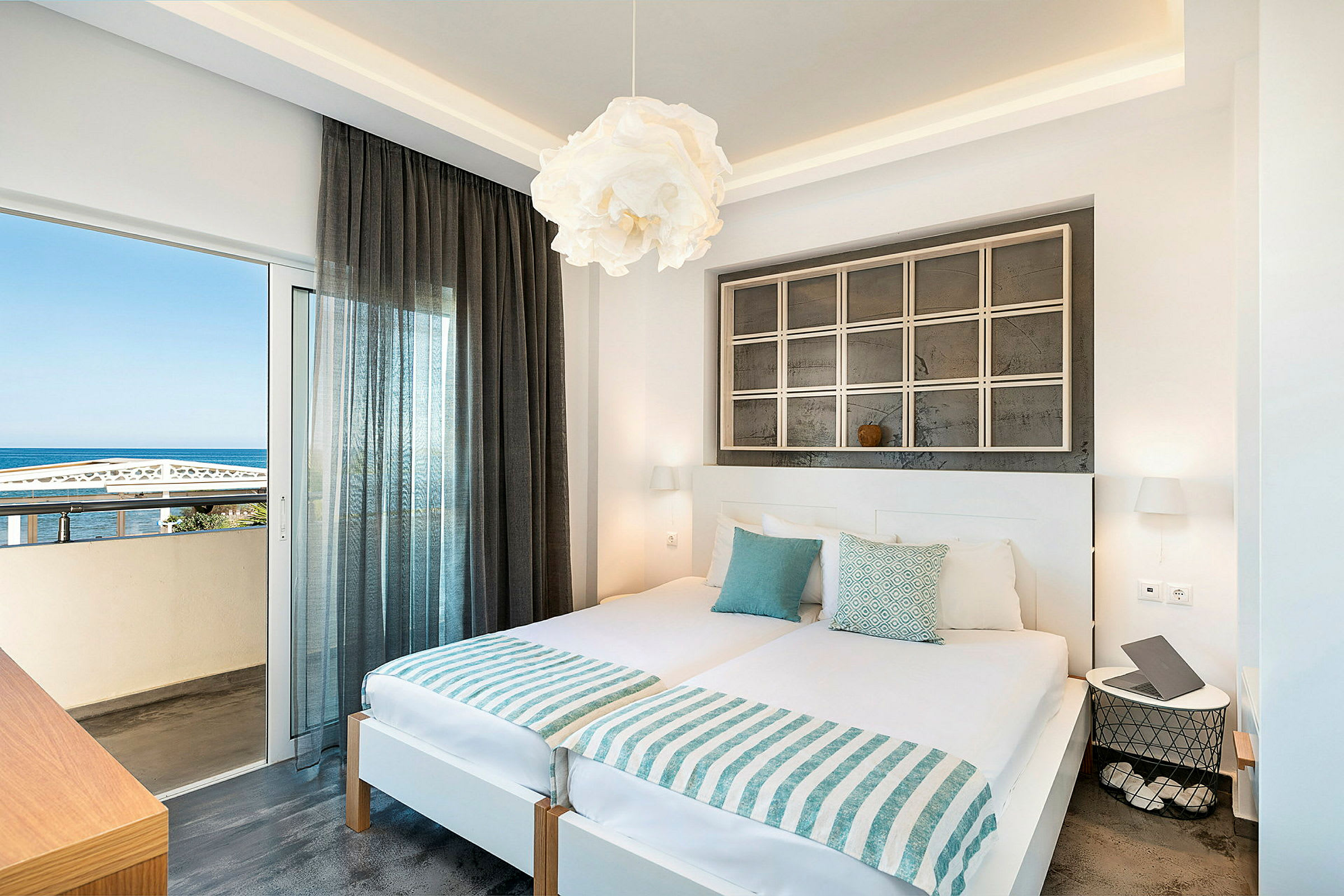 Moderne hotelværelse med havudsigt. (AI-genereret tekst)