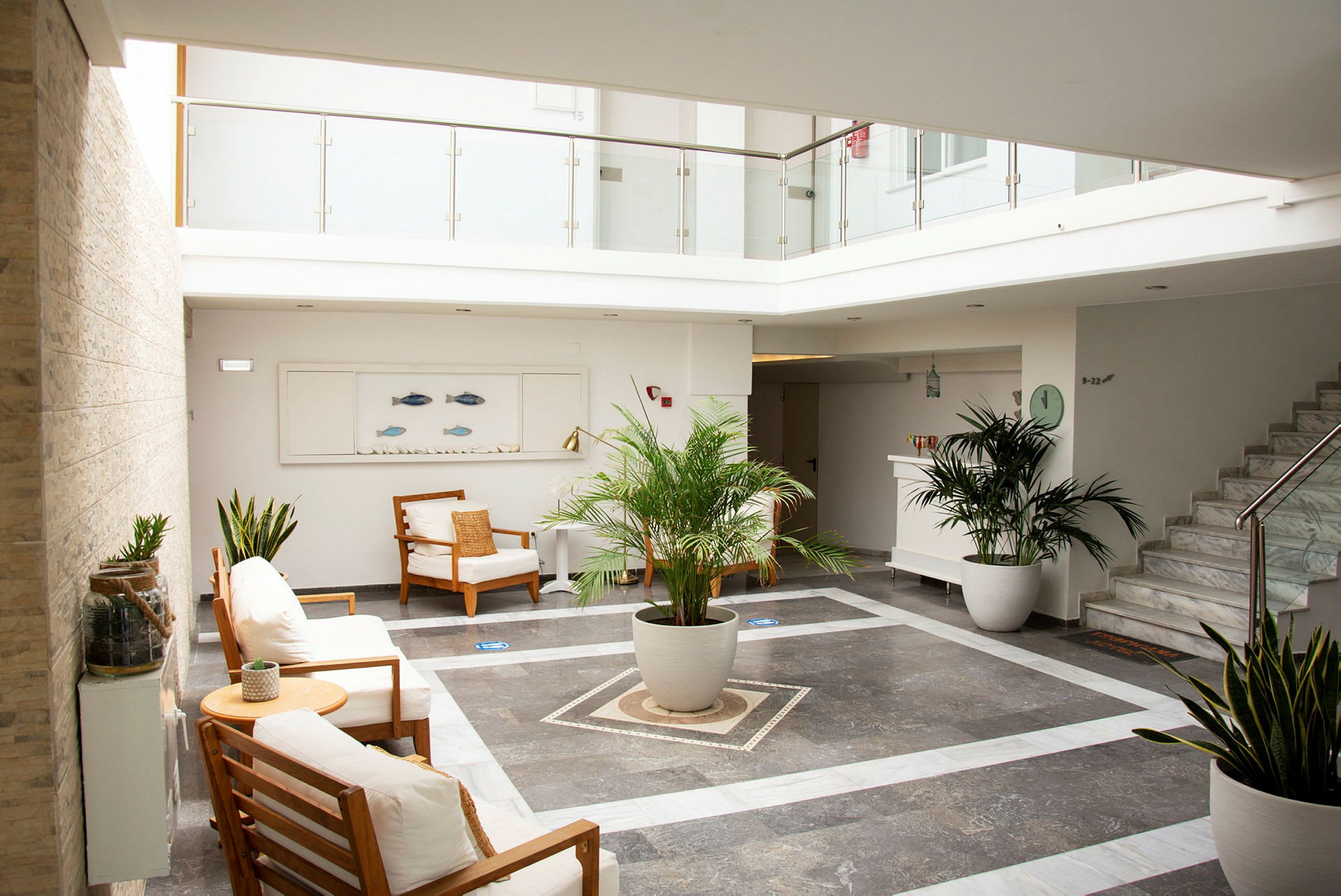 En moderne lobby med siddepladser og planter. (AI-genereret tekst)