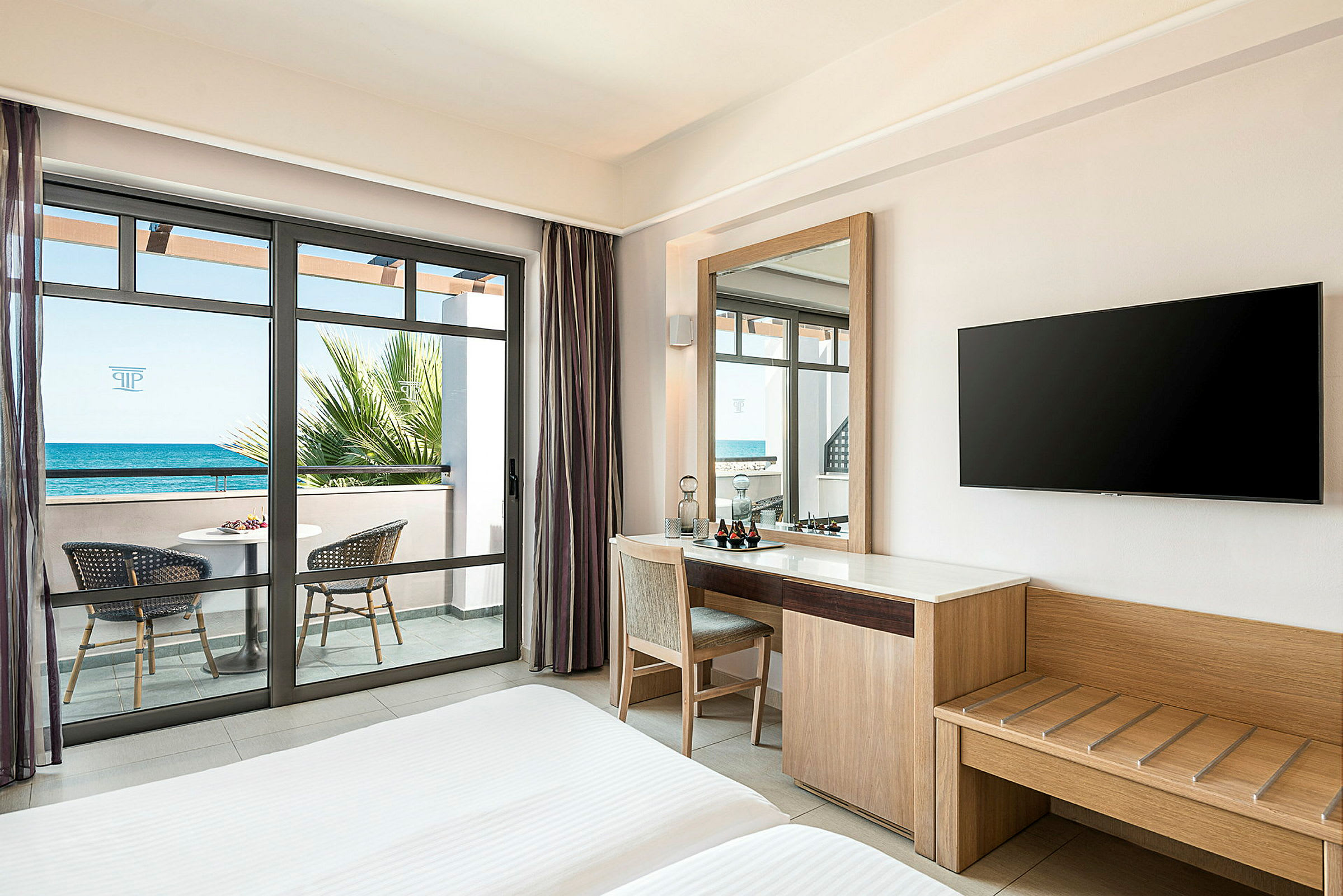 Hotelværelse med balkon og havudsigt. (AI-genereret tekst)