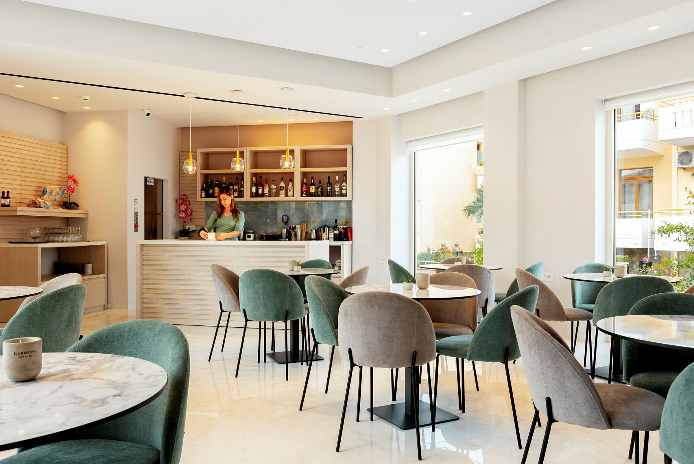 En moderne lounge med borde og stole samt en veludstyret bar. (AI-genereret tekst)