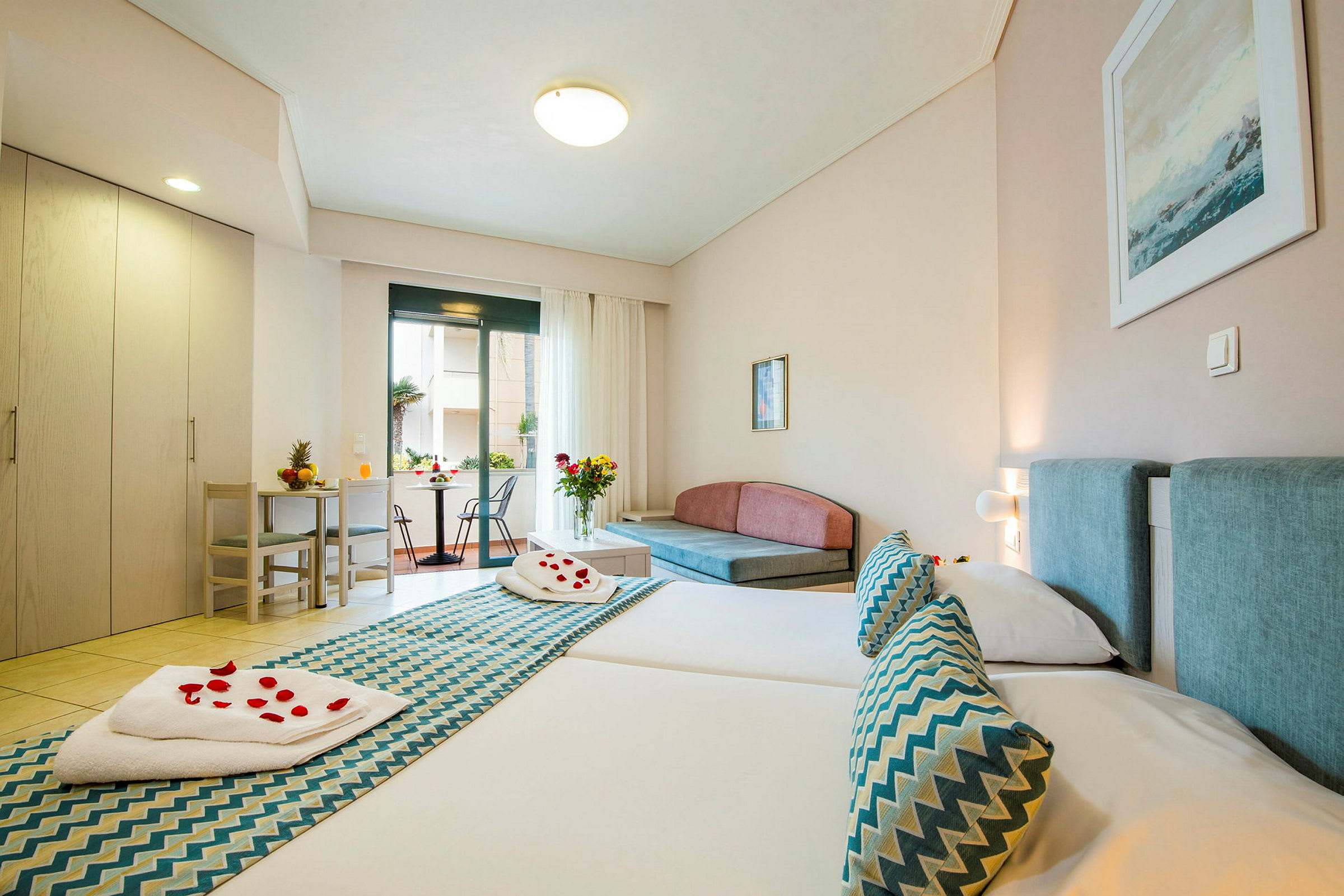 Hotelværelse med to senge, siddeområde og udgang til altan. (AI-genereret tekst)