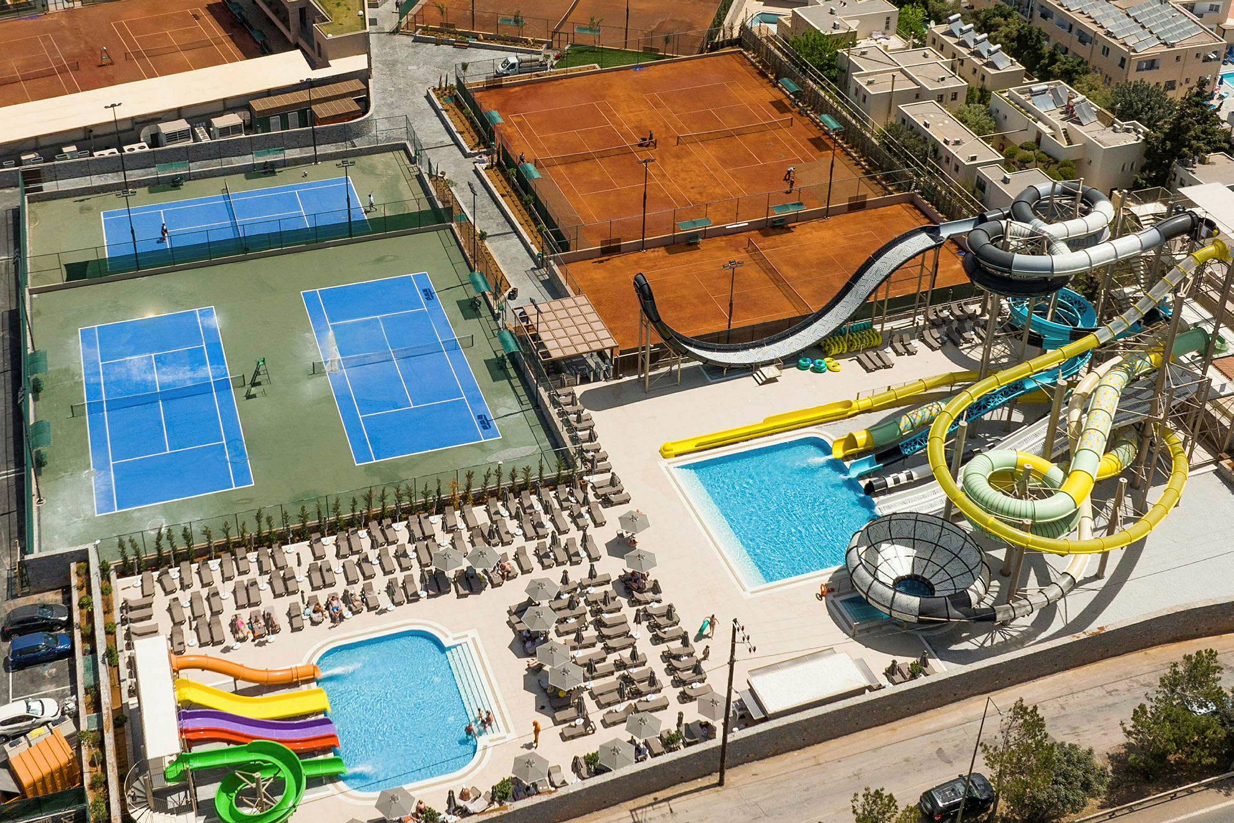 Billede af tennisbaner, vandrutsjebaner og poolområder. (AI-genereret tekst)