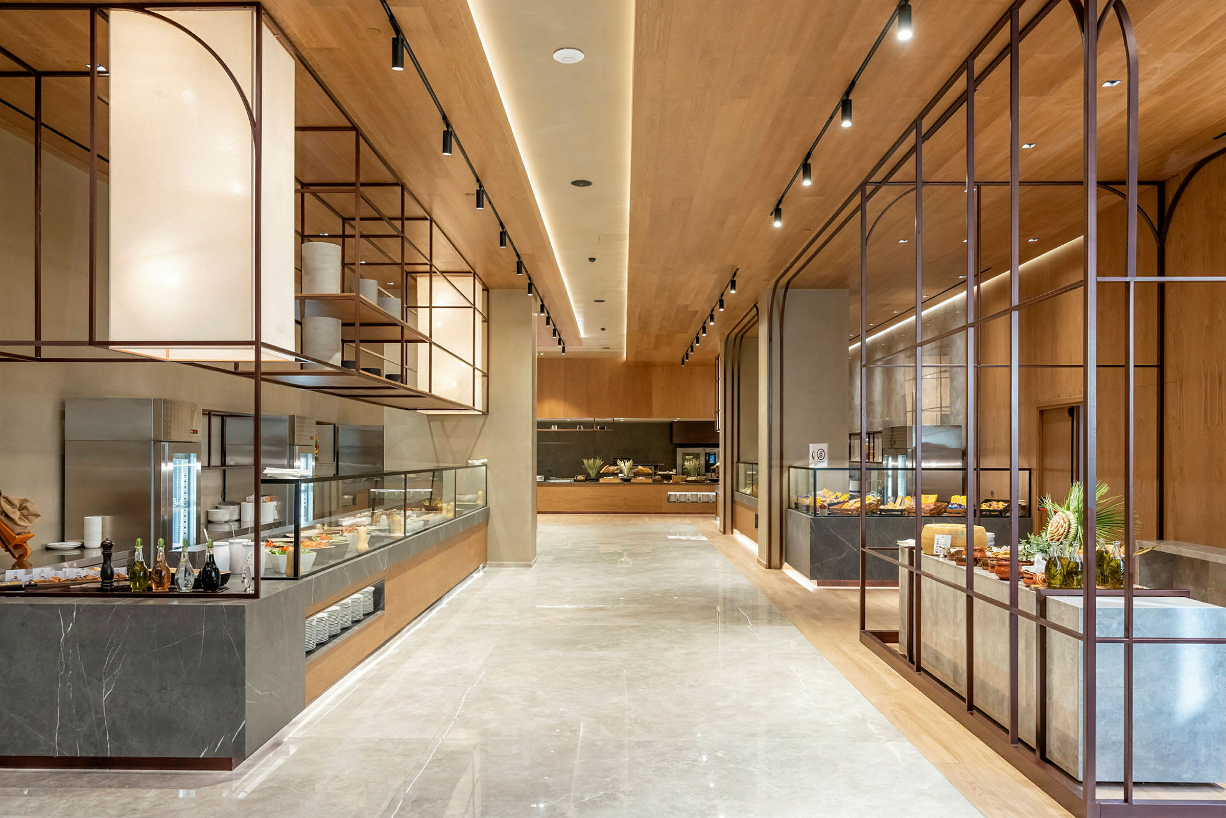 Interiør af en moderne madservering med store glasdiske og et stilrent design. (AI-genereret tekst)