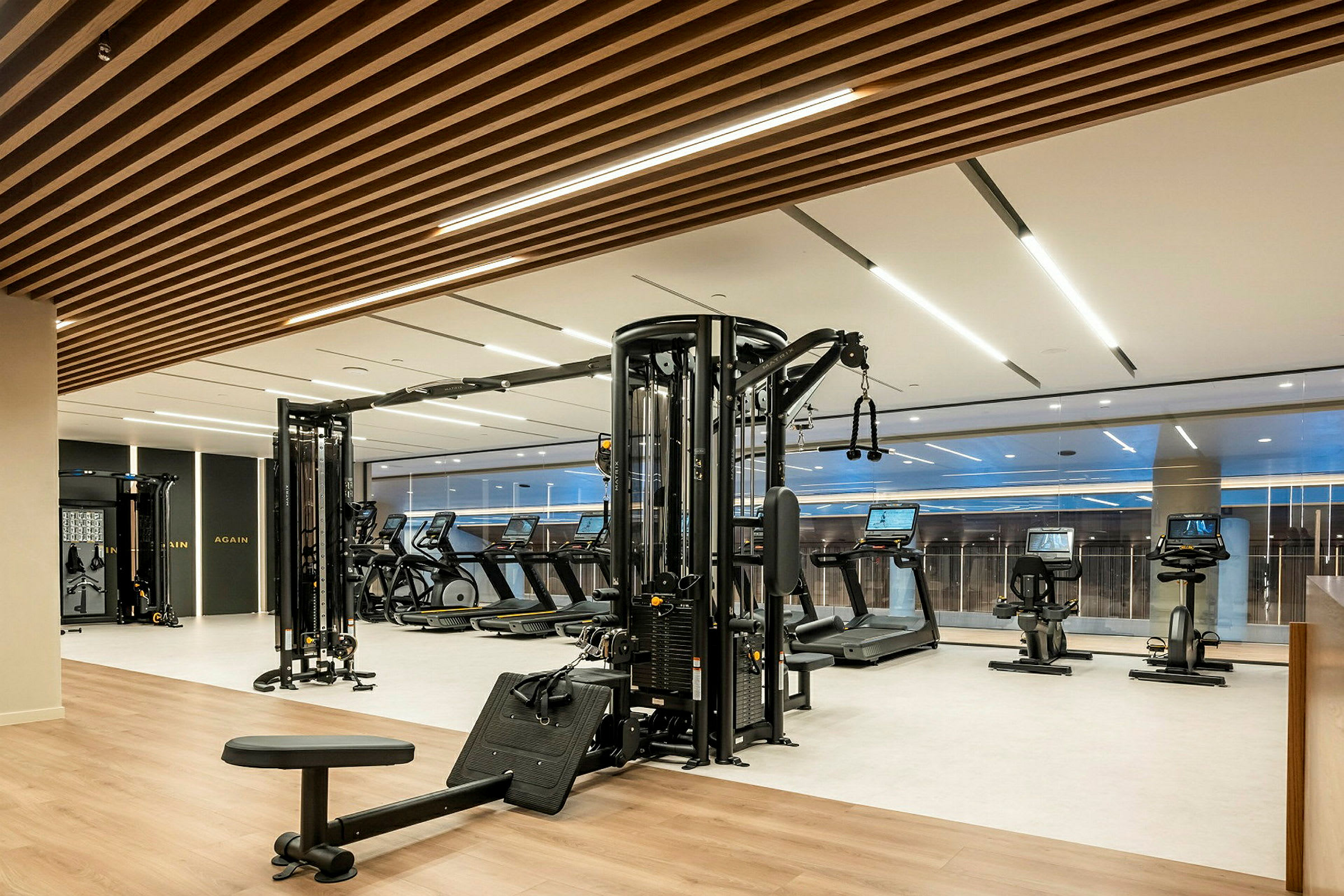 Et moderne fitnesscenter med træningsmaskiner og løbebånd. (AI-genereret tekst)